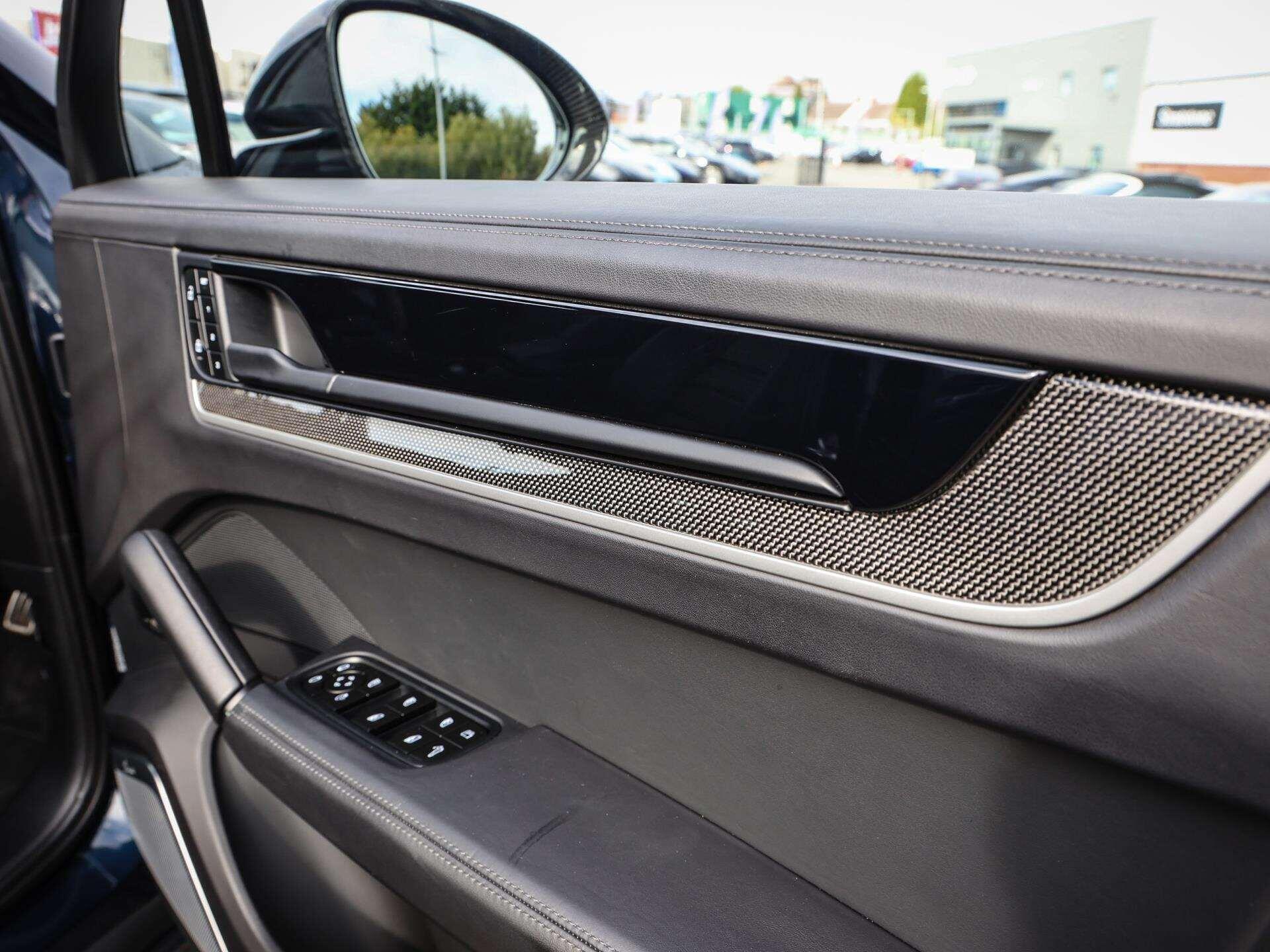Porsche Cayenne view 27