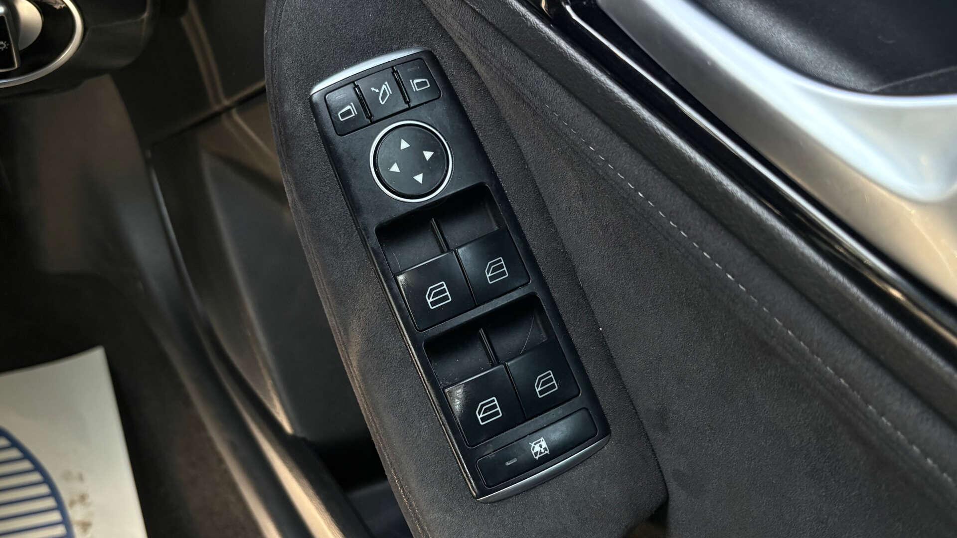 Infiniti Q30 view 22
