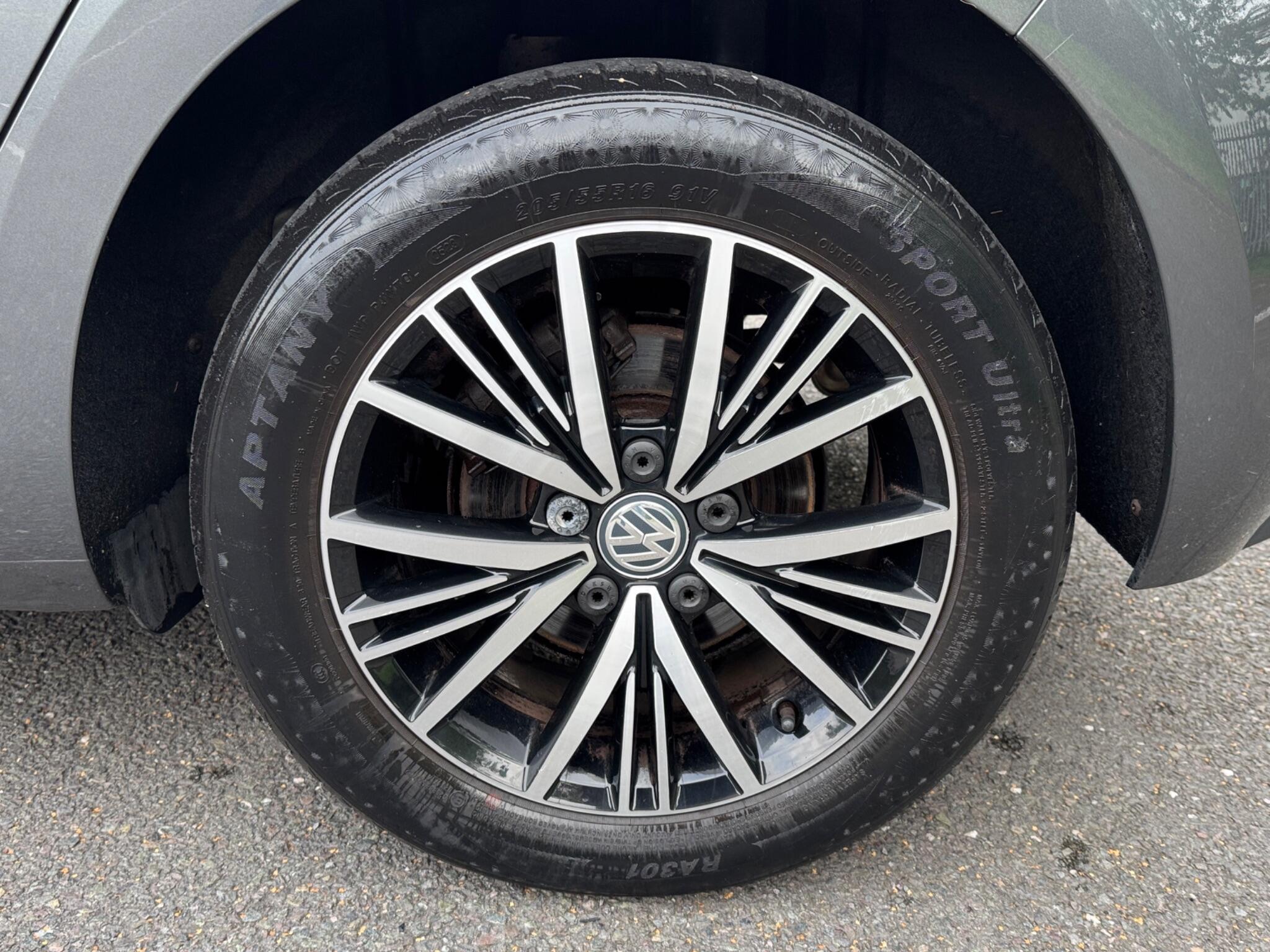 Volkswagen Golf view 17