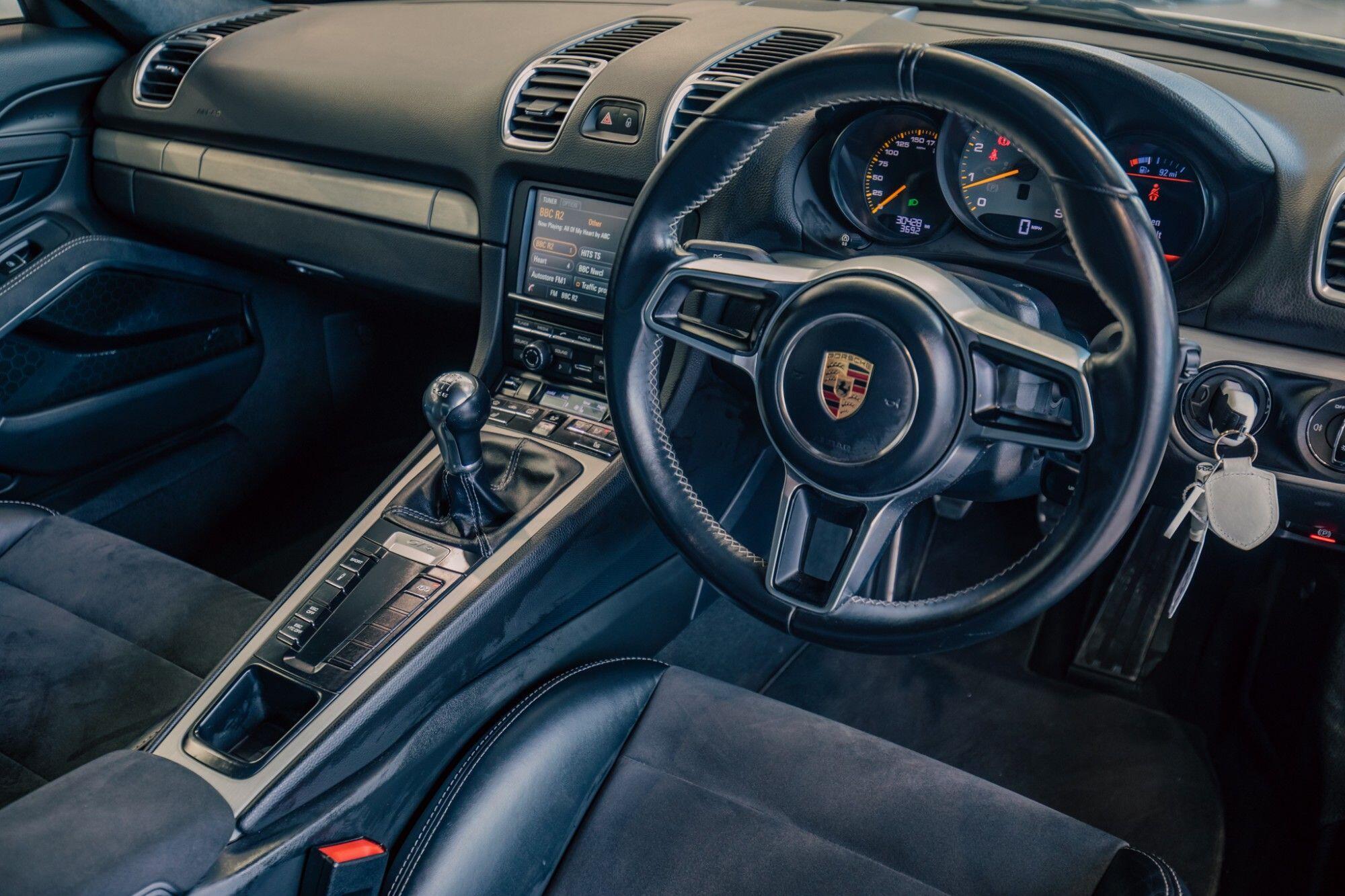 Porsche Cayman view 16