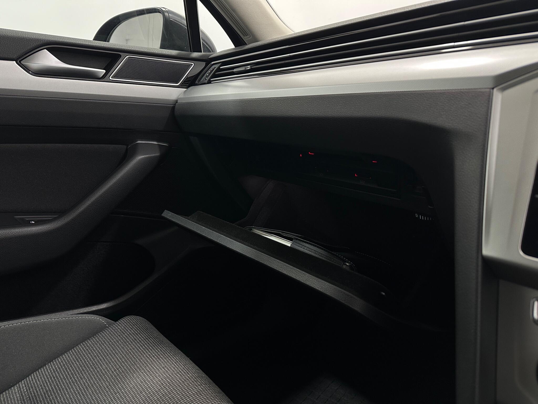Volkswagen Passat view 29