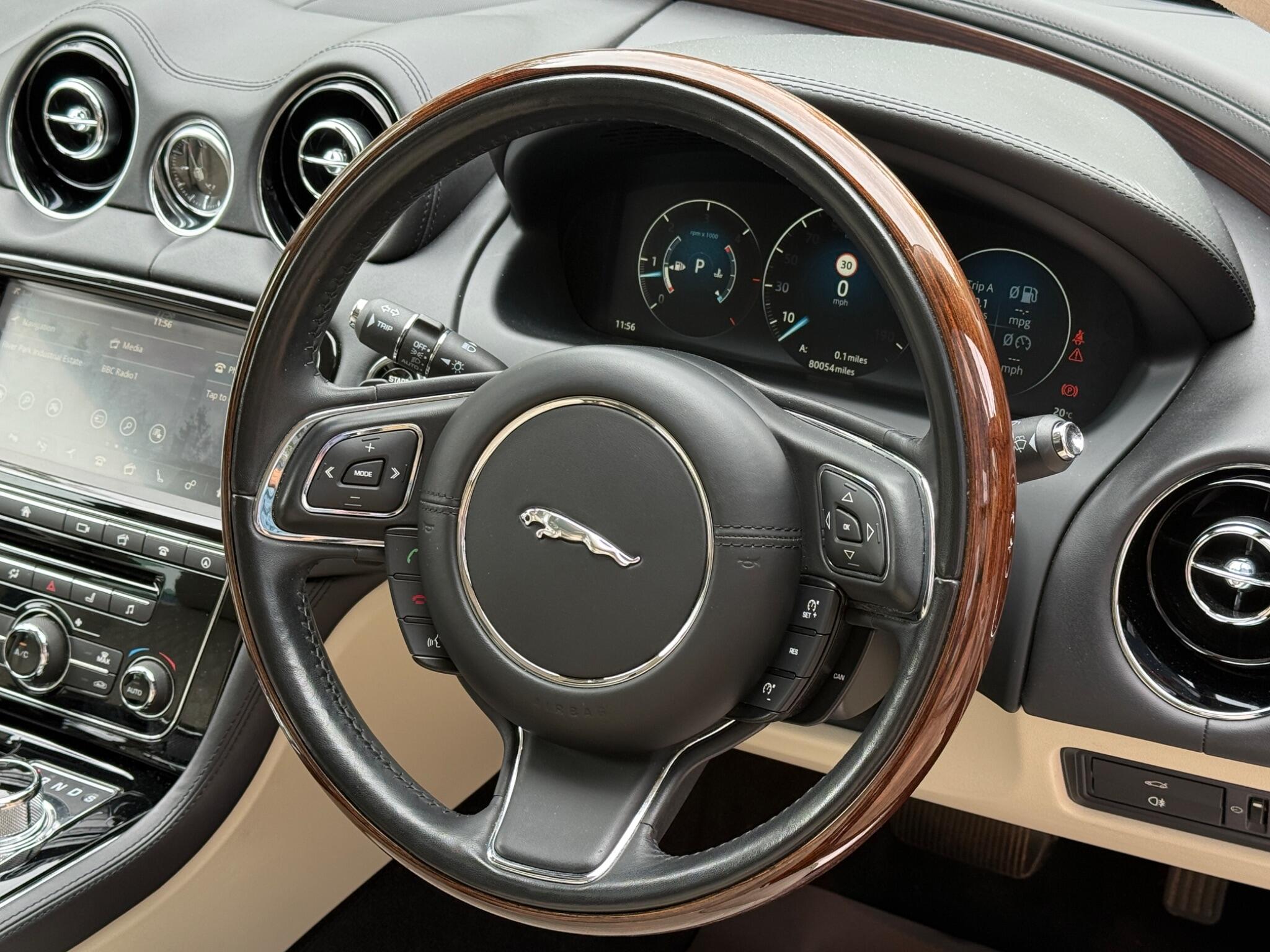 Jaguar XJ view 24