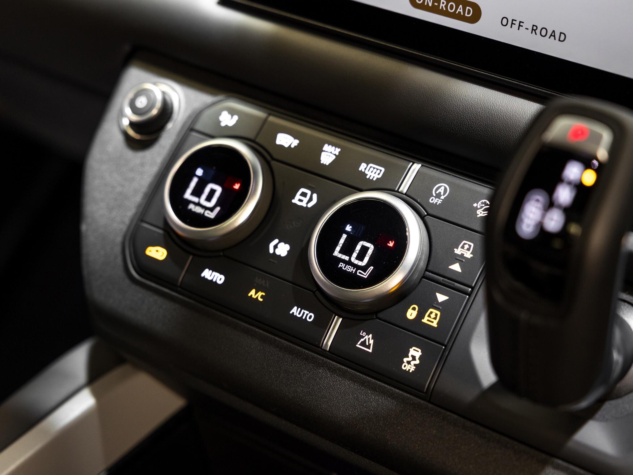 Land Rover Defender 110 view 28