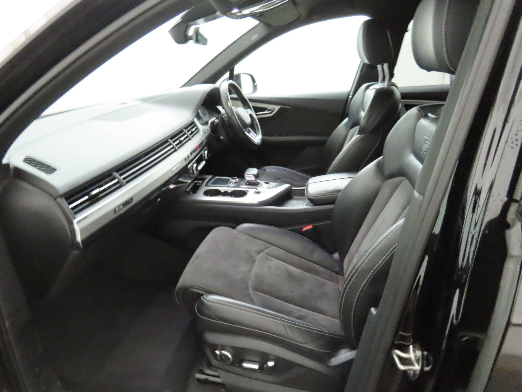 Audi Q7 view 5