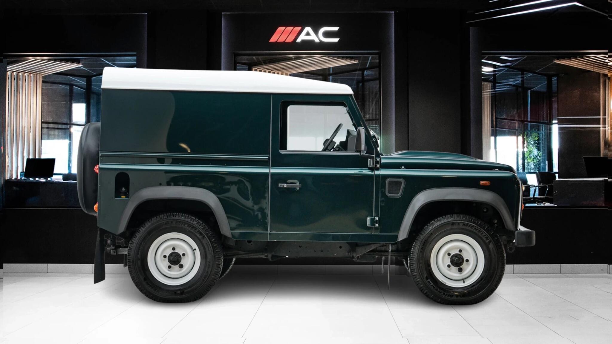 Land Rover Defender 90 view 5