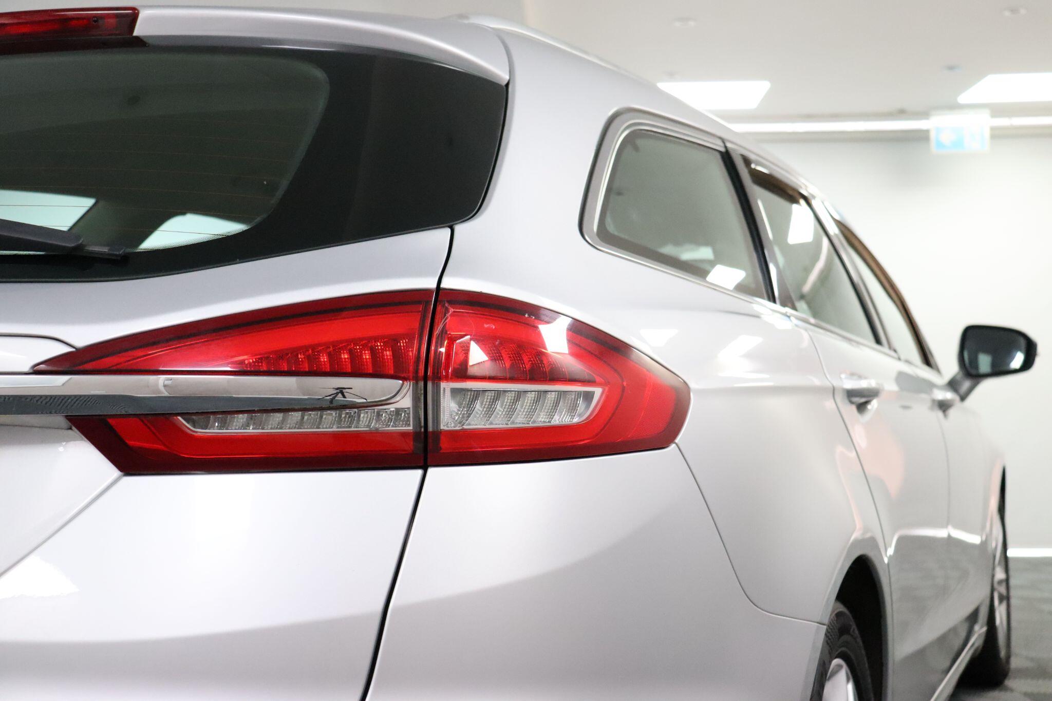 Ford Mondeo view 23