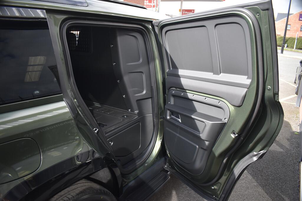 Land Rover Defender 110 view 41