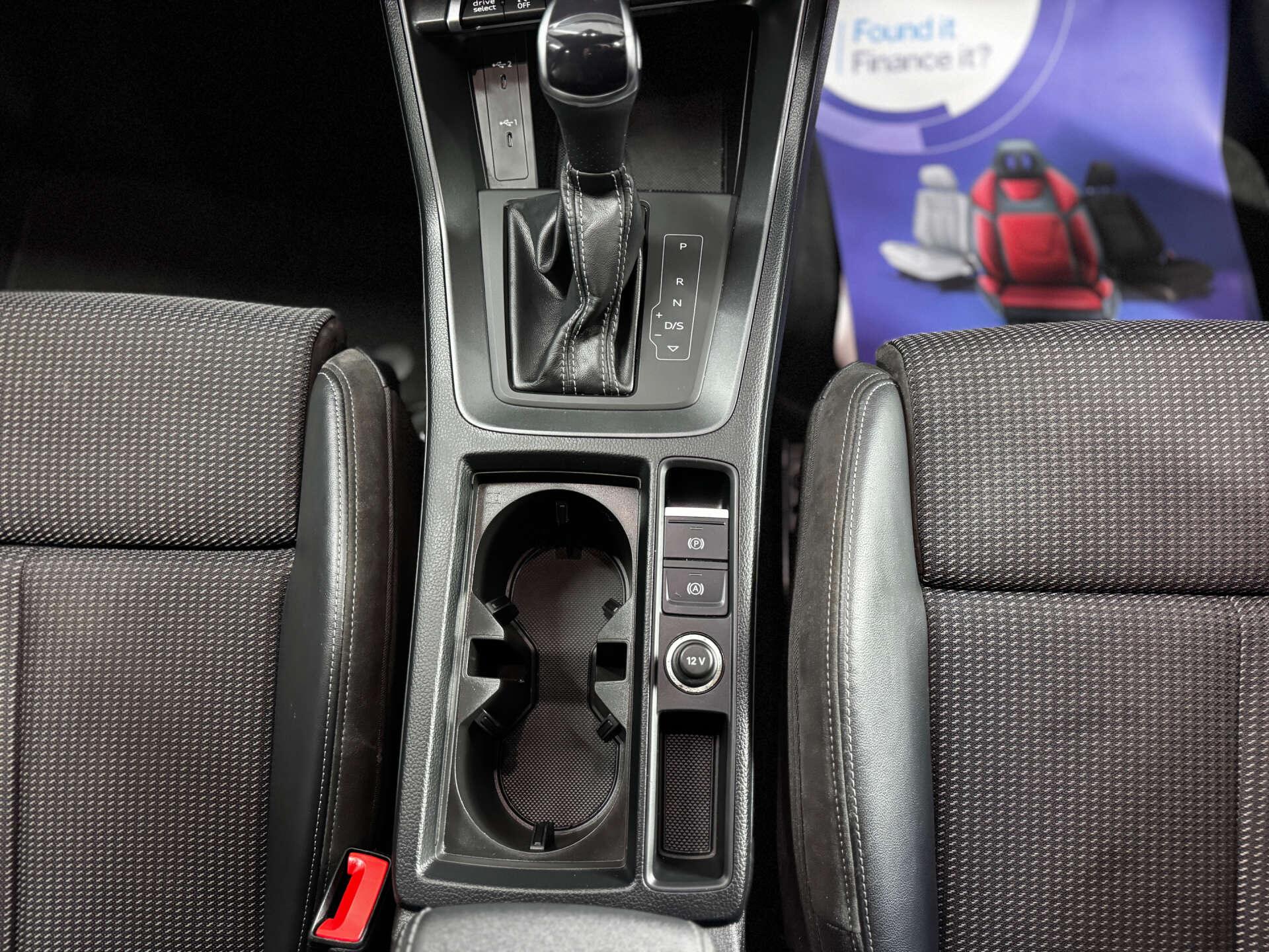 Audi Q3 view 42