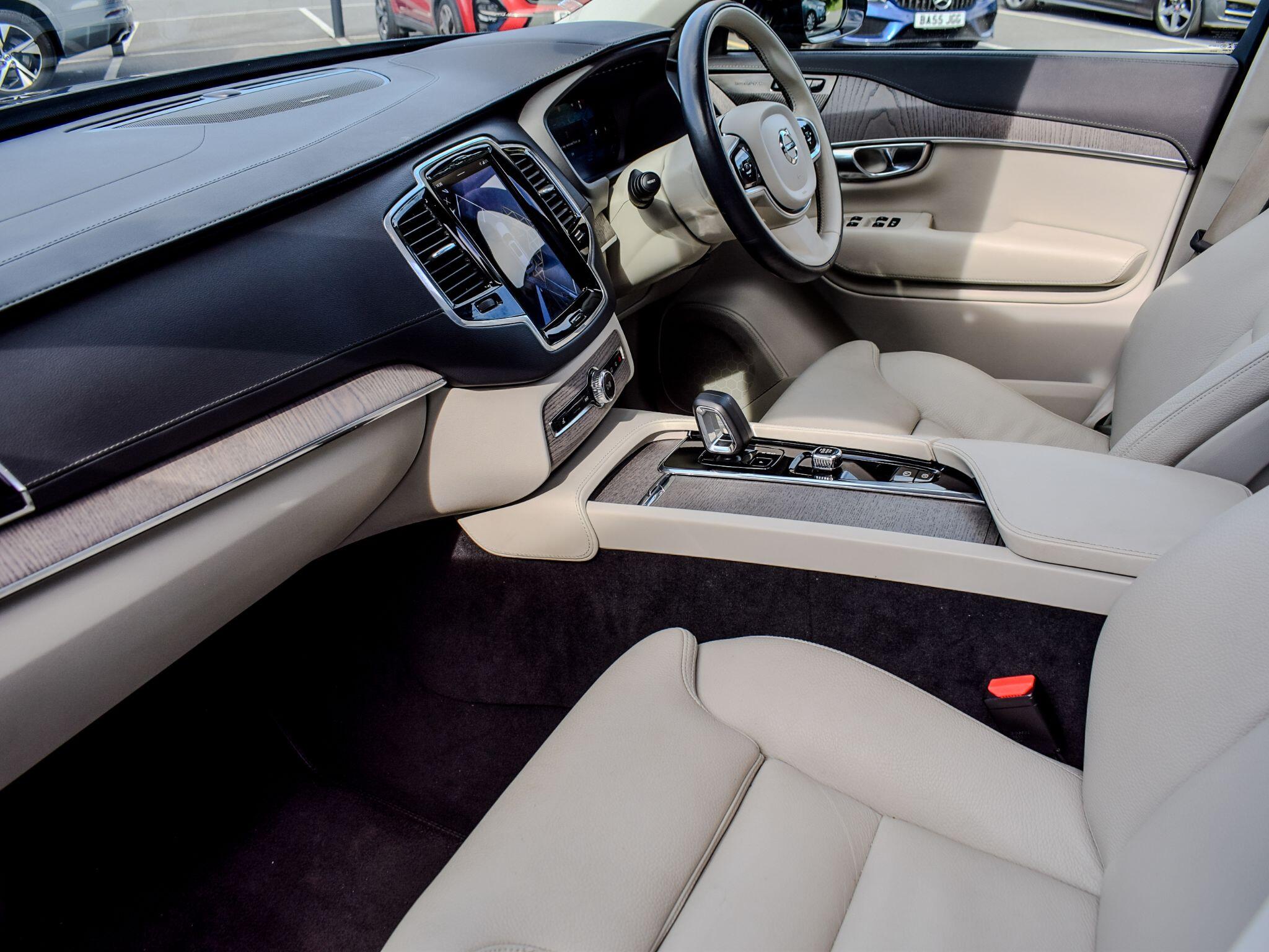 Volvo XC90 view 15
