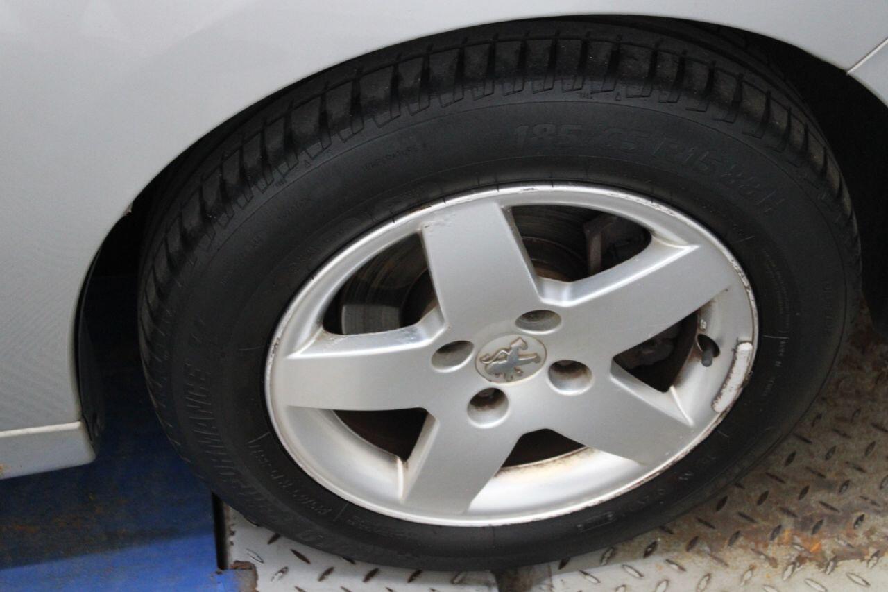 Peugeot 207 view 9