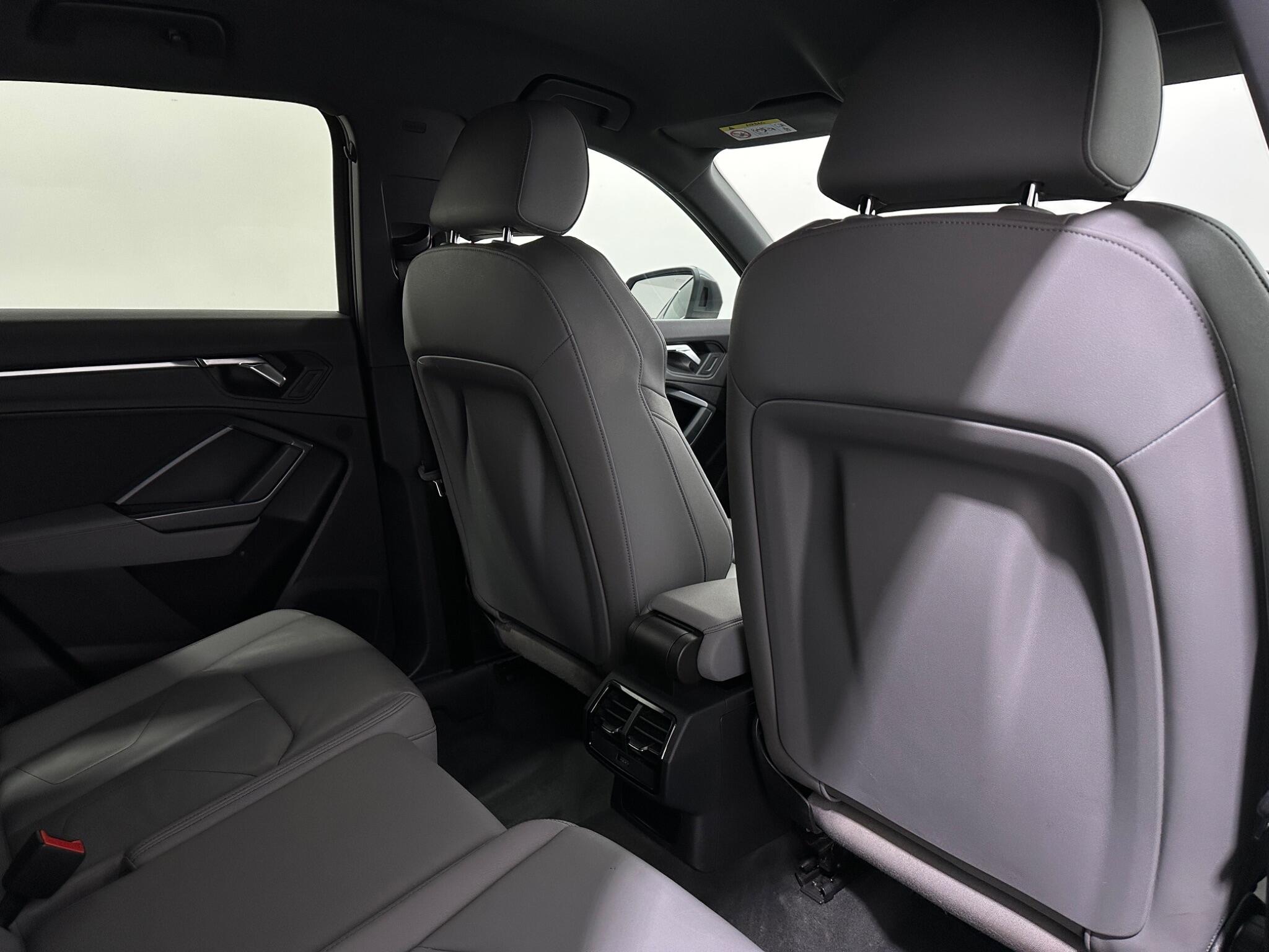 Audi Q3 view 40