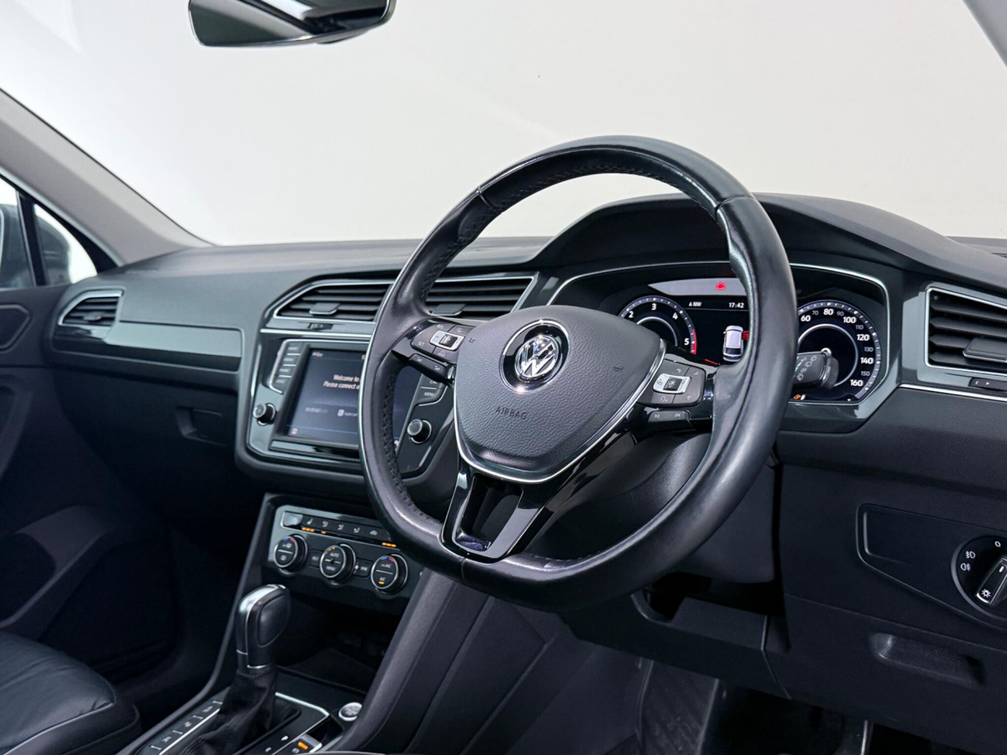 Volkswagen Tiguan view 3