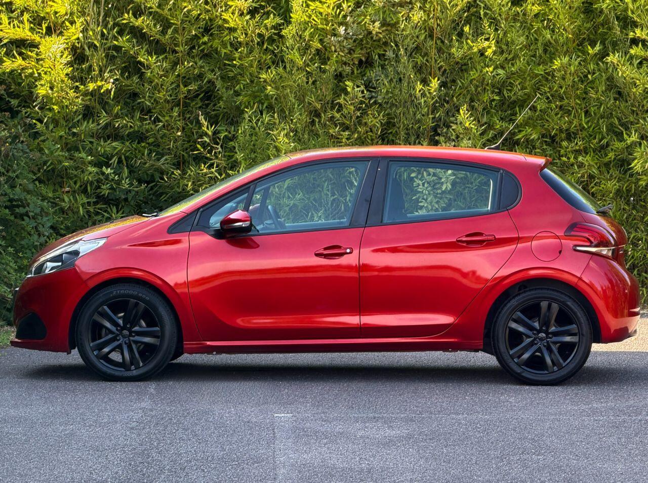 Peugeot 208 view 4