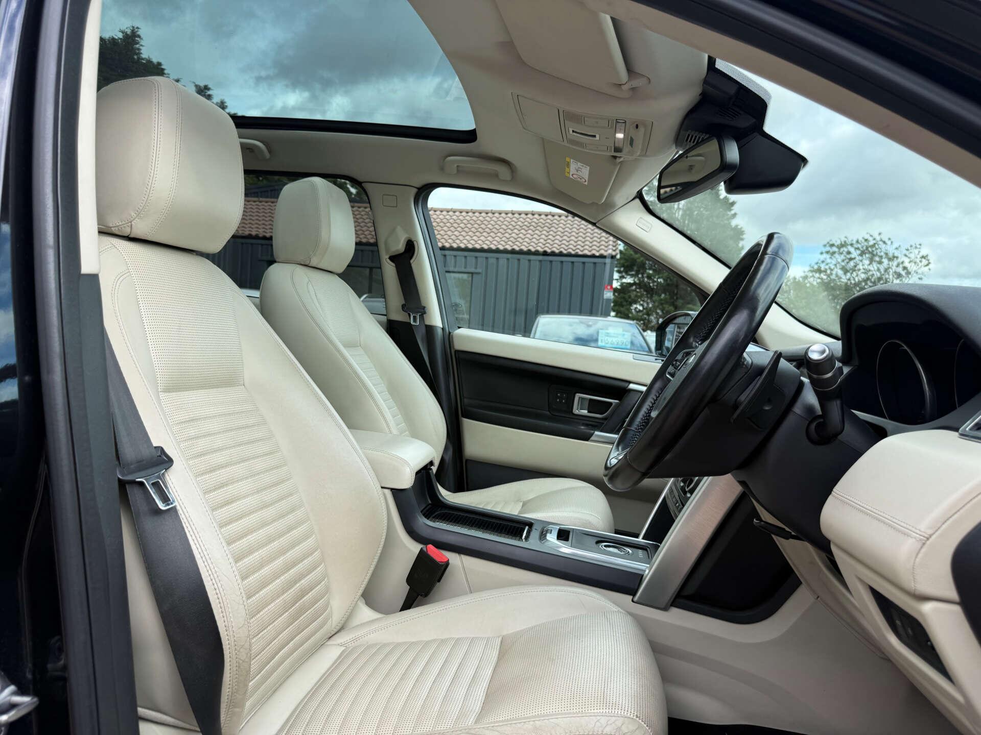 Land Rover Discovery Sport view 45