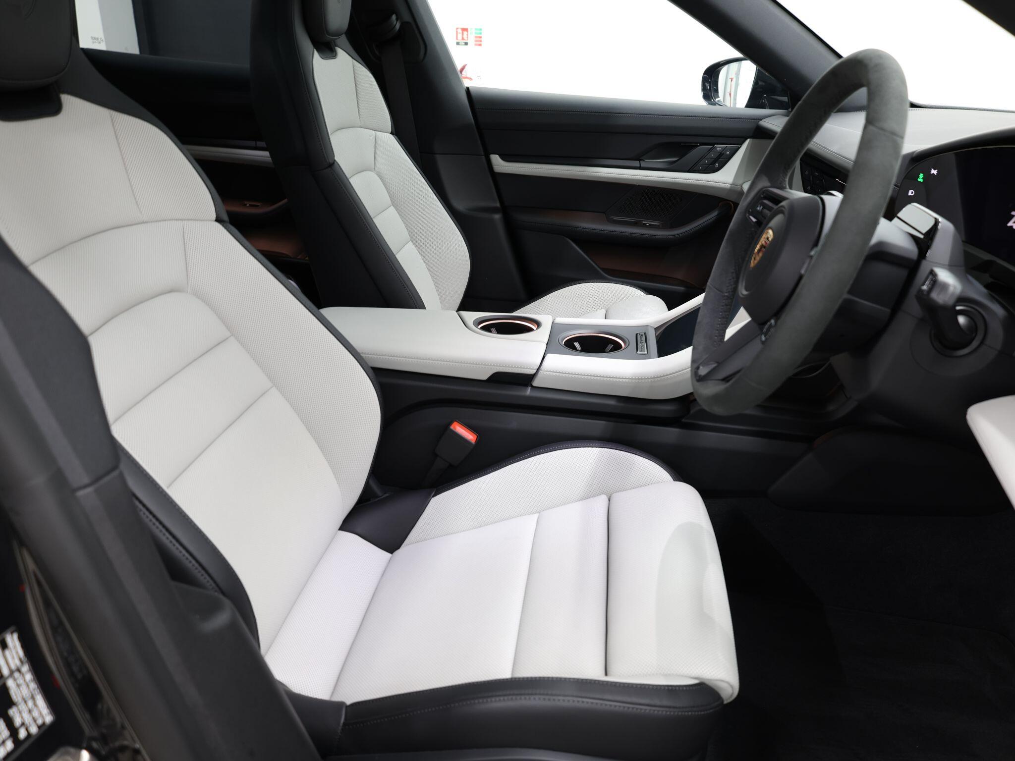 Porsche Taycan view 10