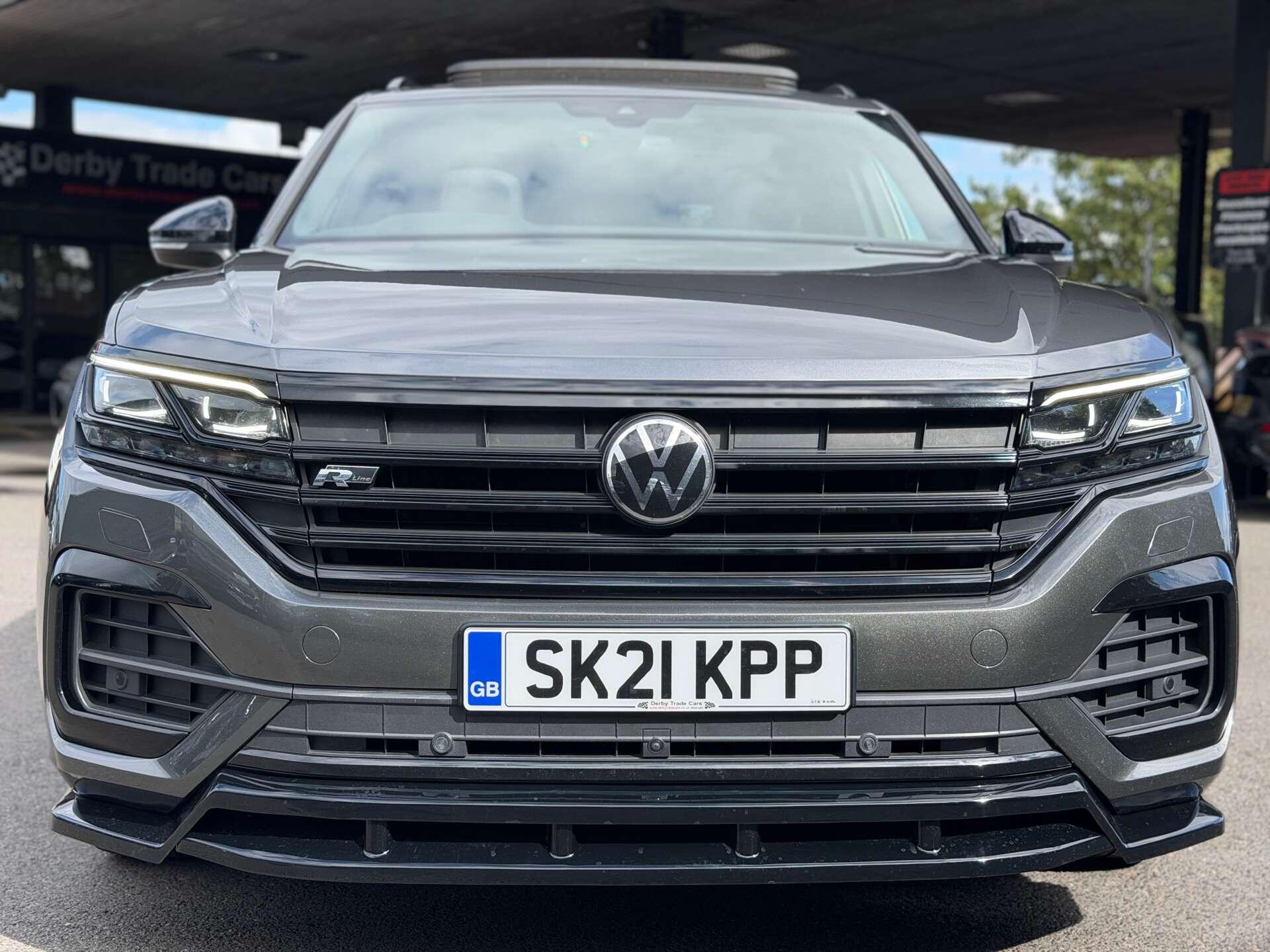 Volkswagen Touareg view 8