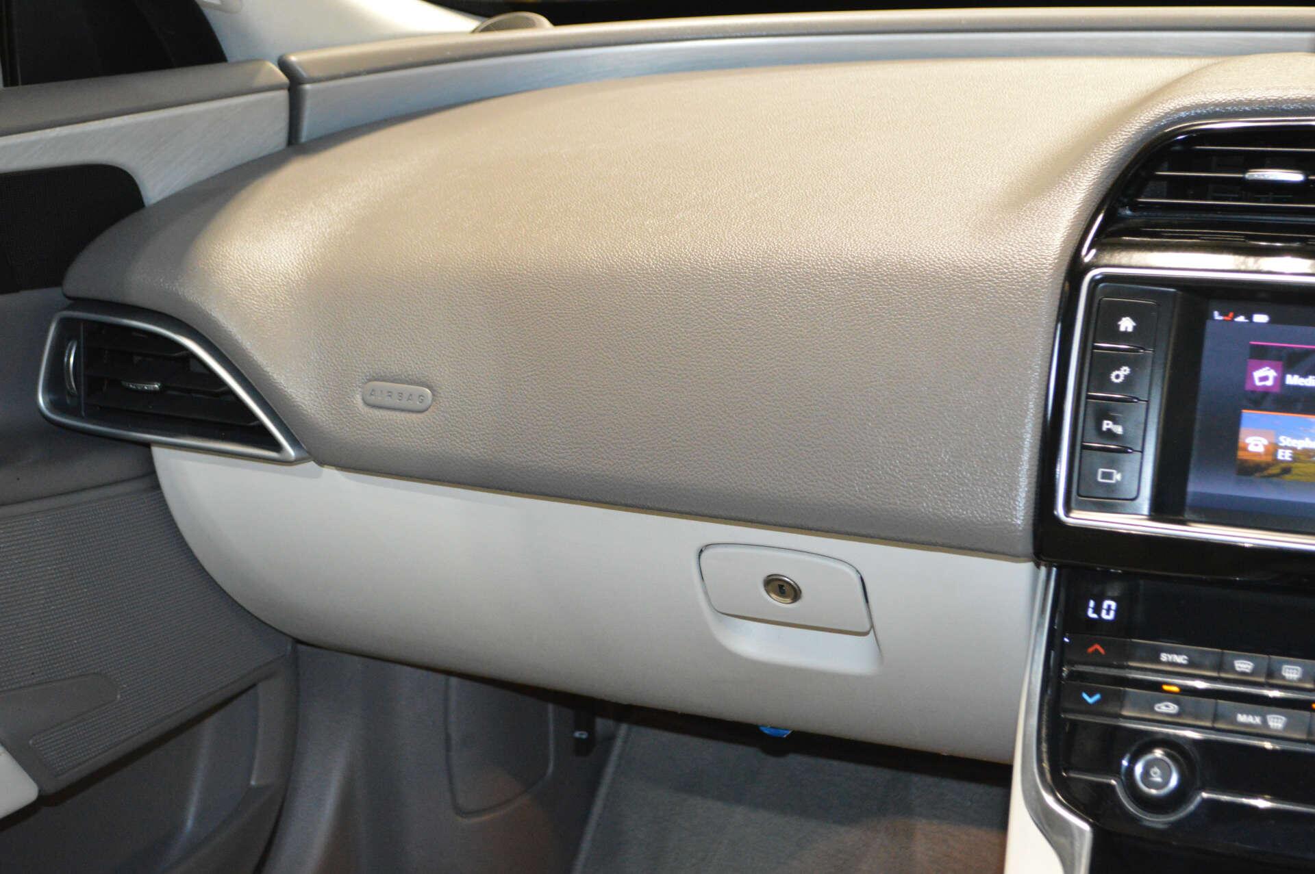 Jaguar Xe view 16
