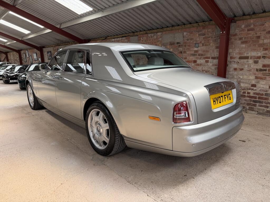 Rolls-Royce Phantom view 5
