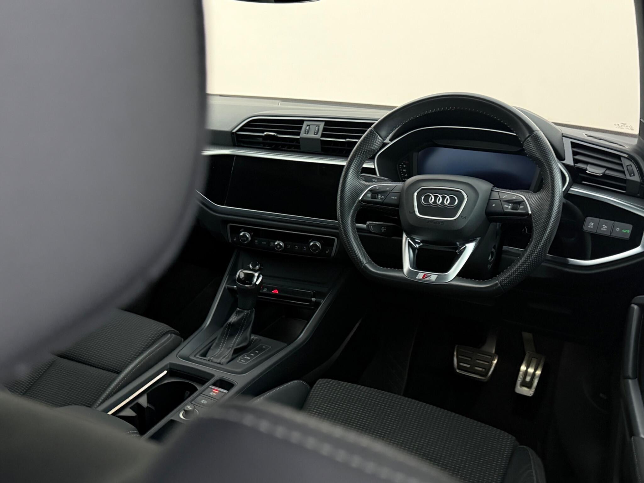 Audi Q3 view 14