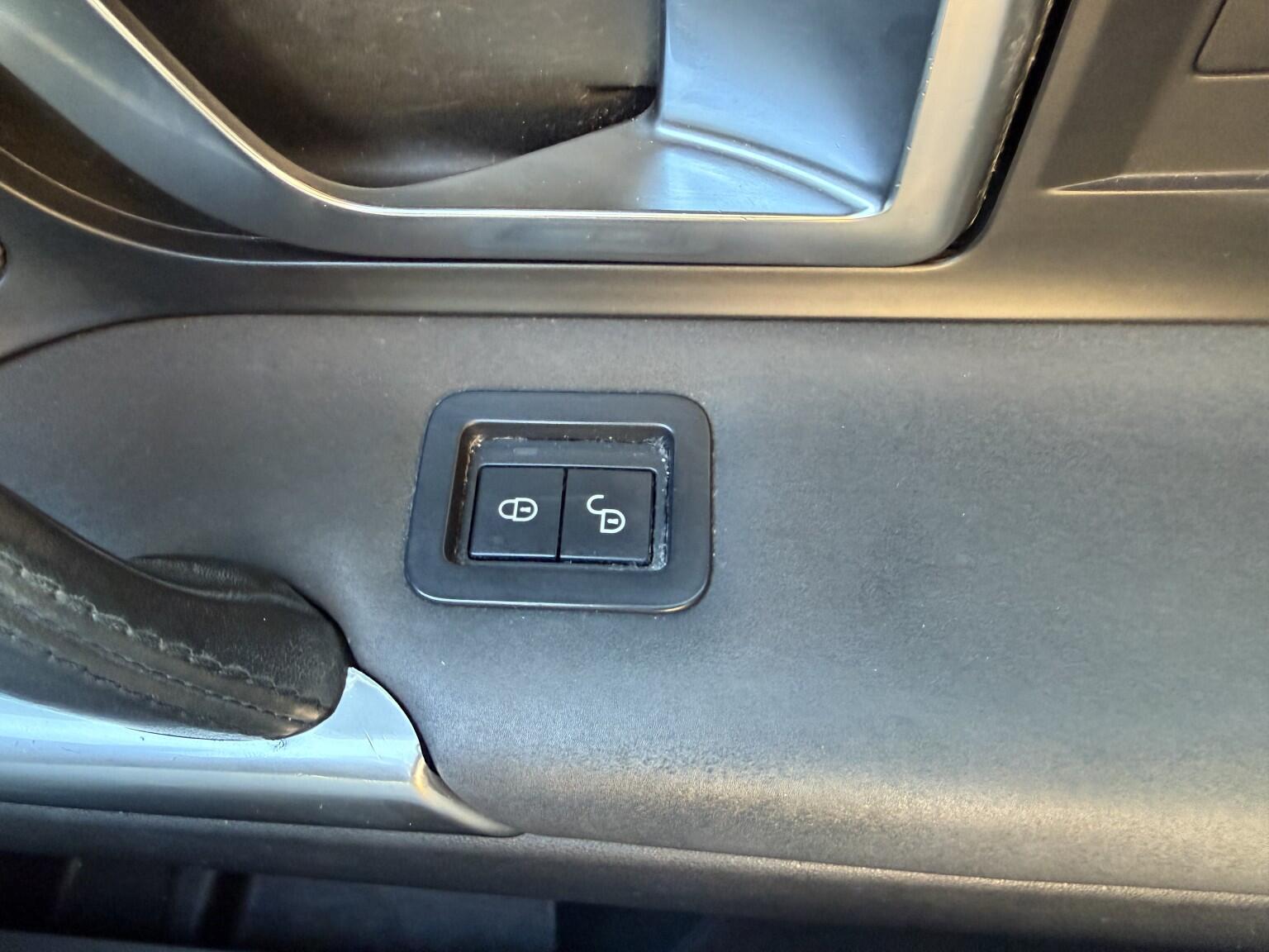 Land Rover Discovery Sport view 29