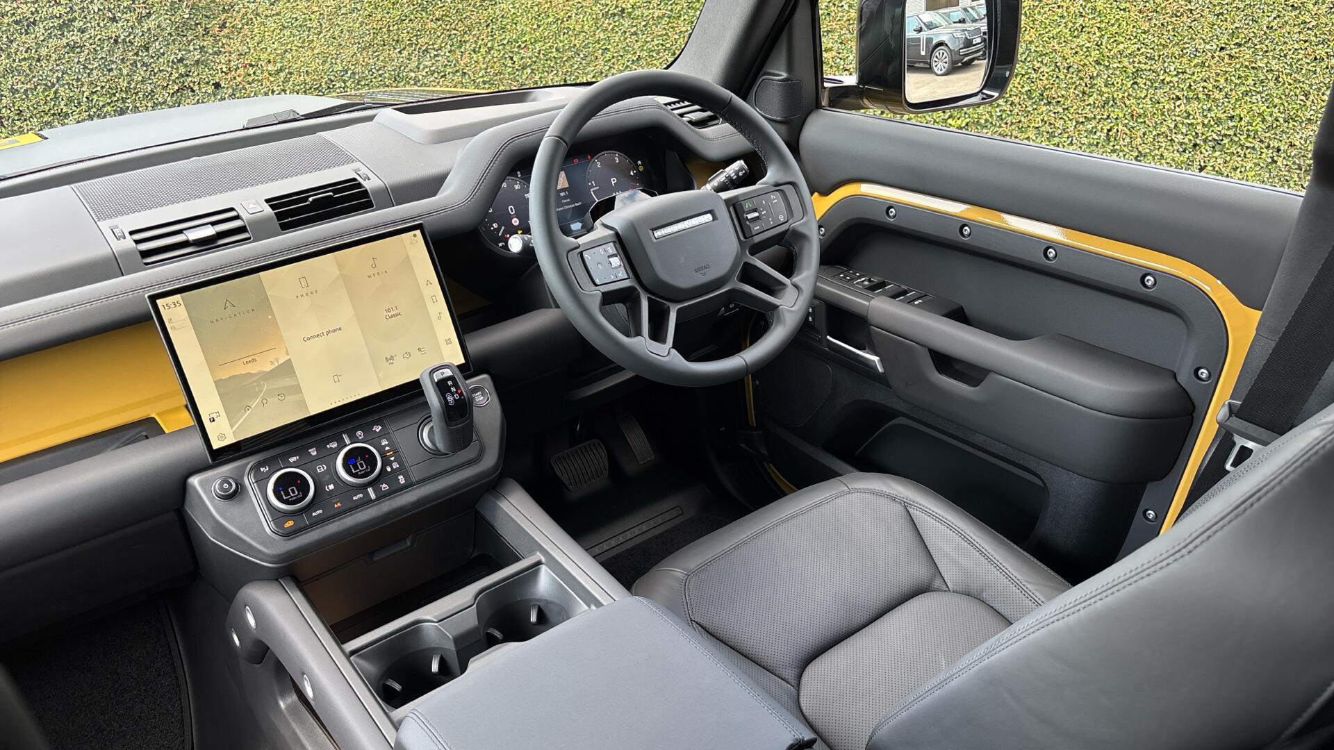 Land Rover Defender view 39