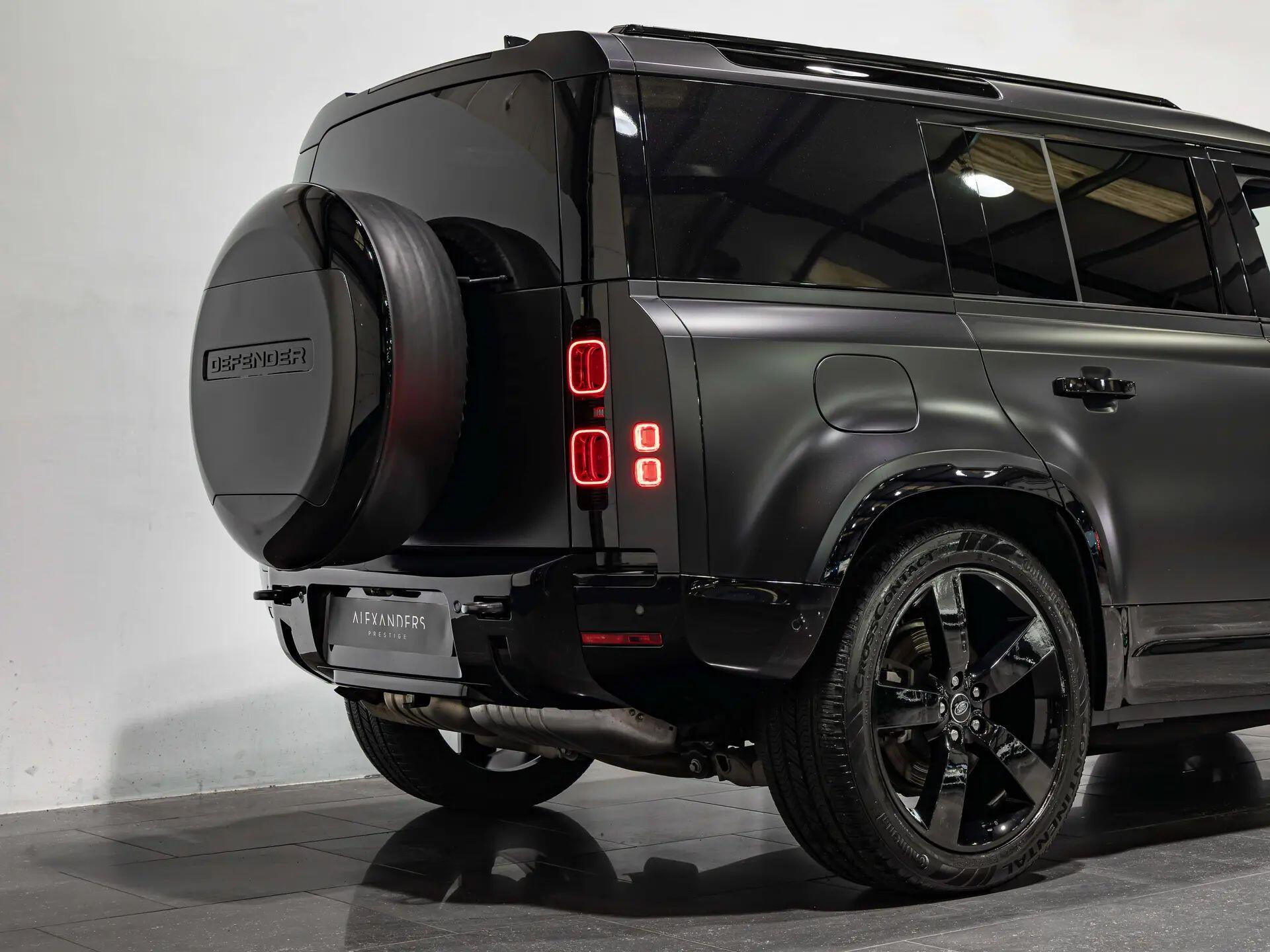 Land Rover Defender 110 view 13