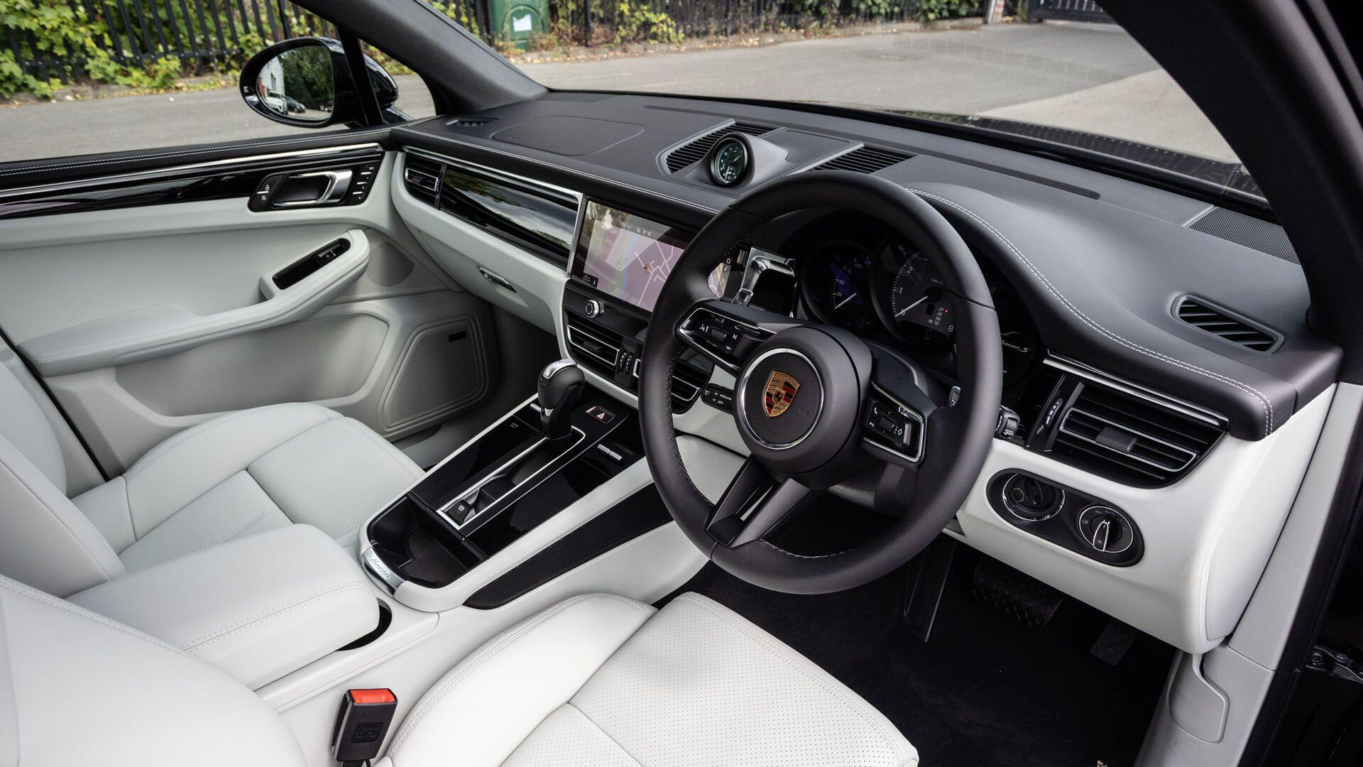 Porsche Macan view 11