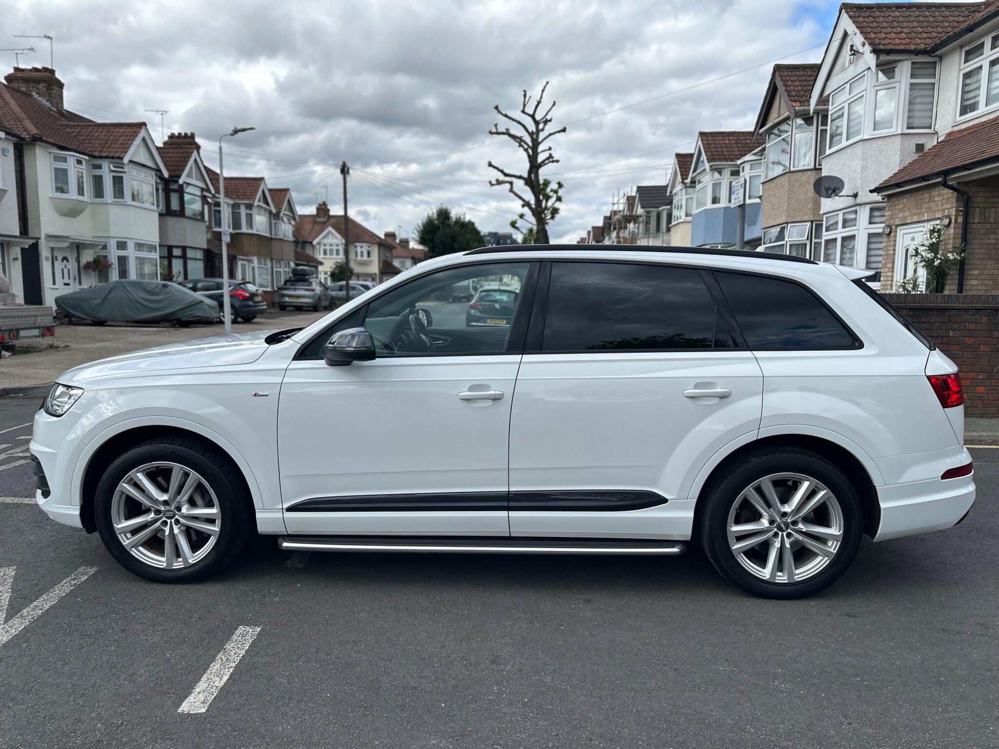 Audi Q7 view 7
