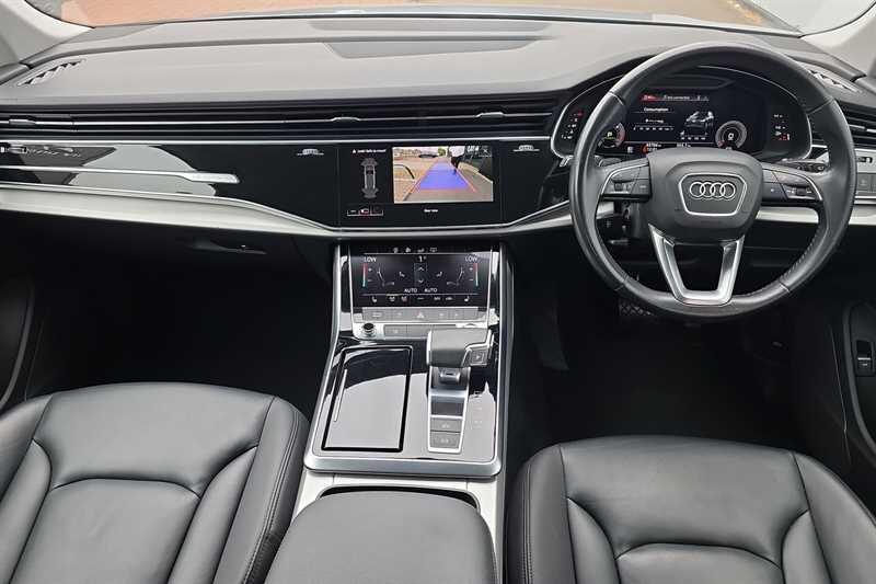Audi Q7 view 12