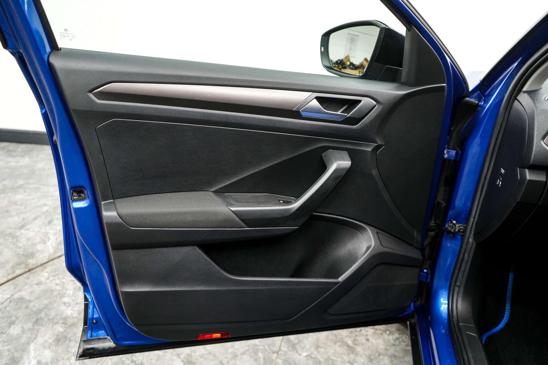 Volkswagen T-Roc view 17