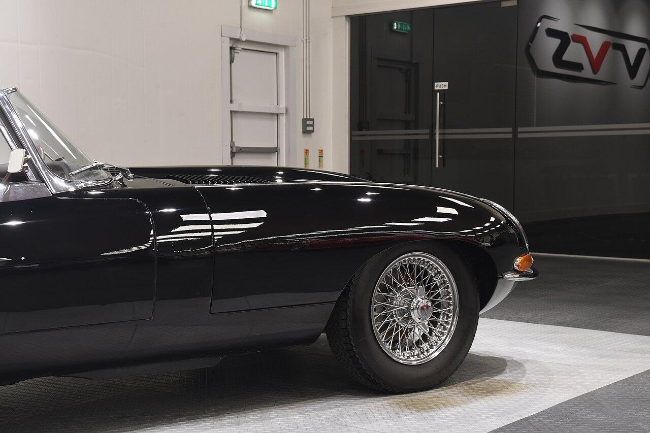Jaguar E-Type view 24