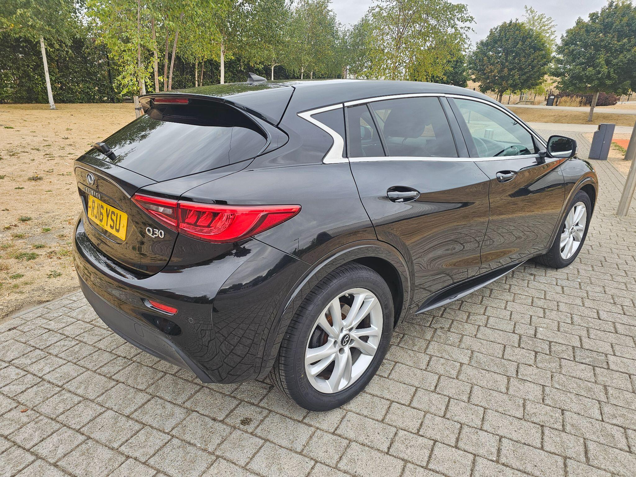 Infiniti Q30 view 10