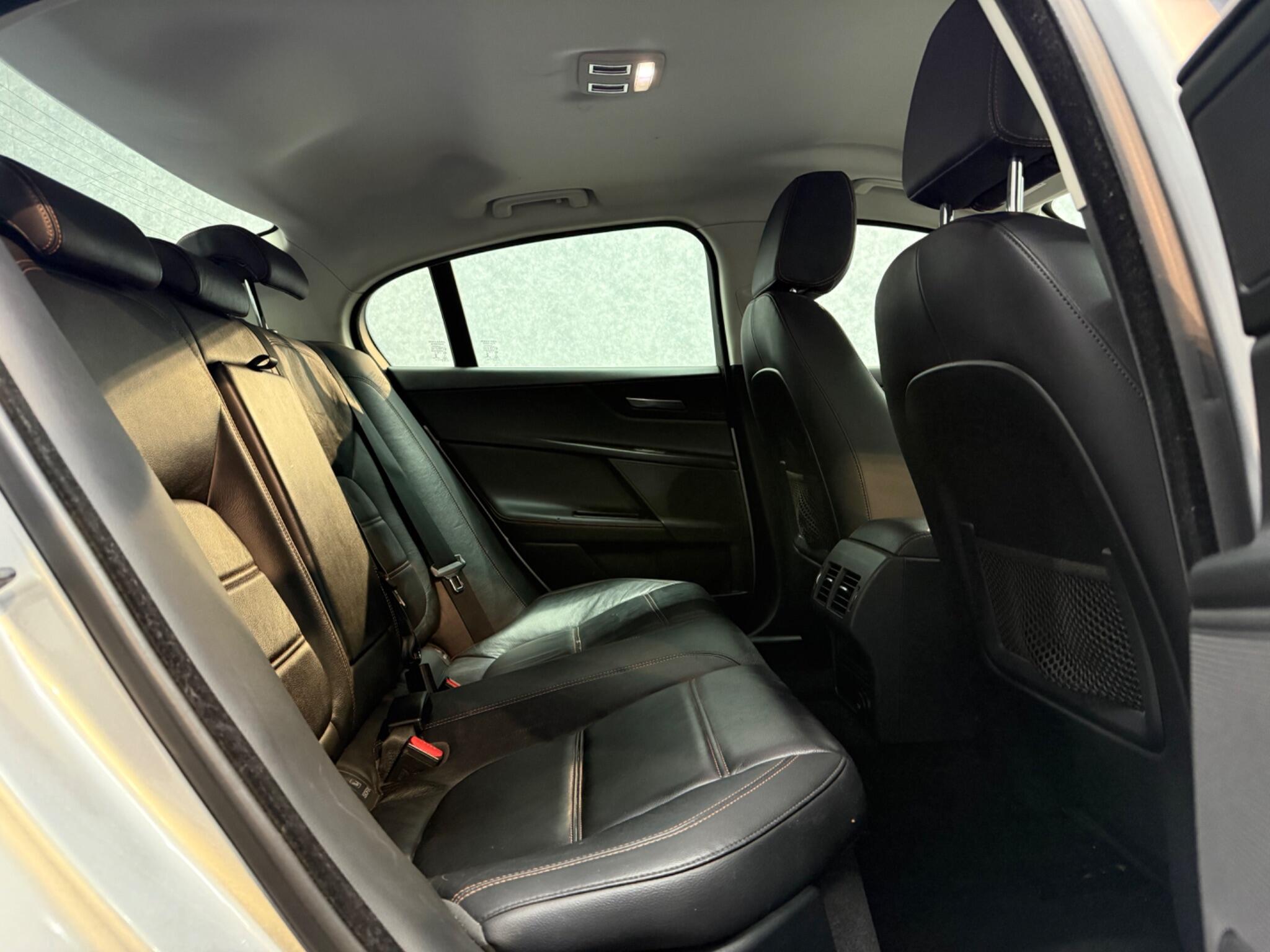 Jaguar Xe view 3