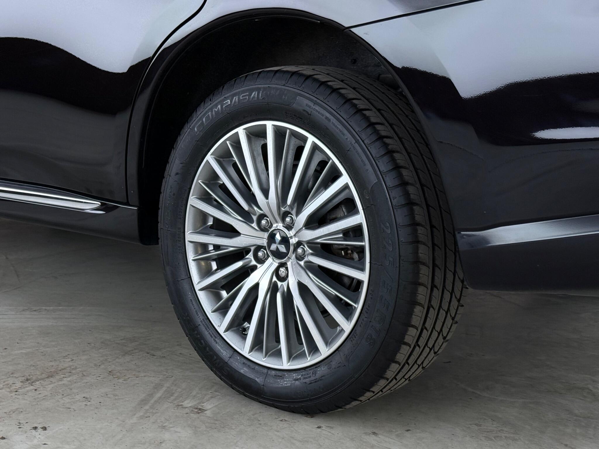 Mitsubishi Outlander view 9