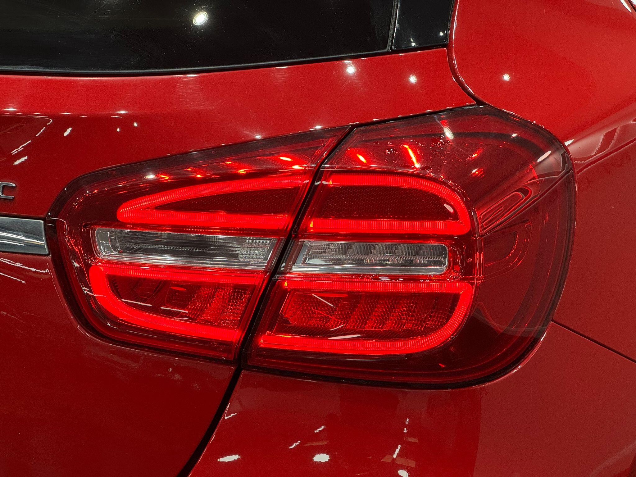 Mercedes-Benz GLA view 24