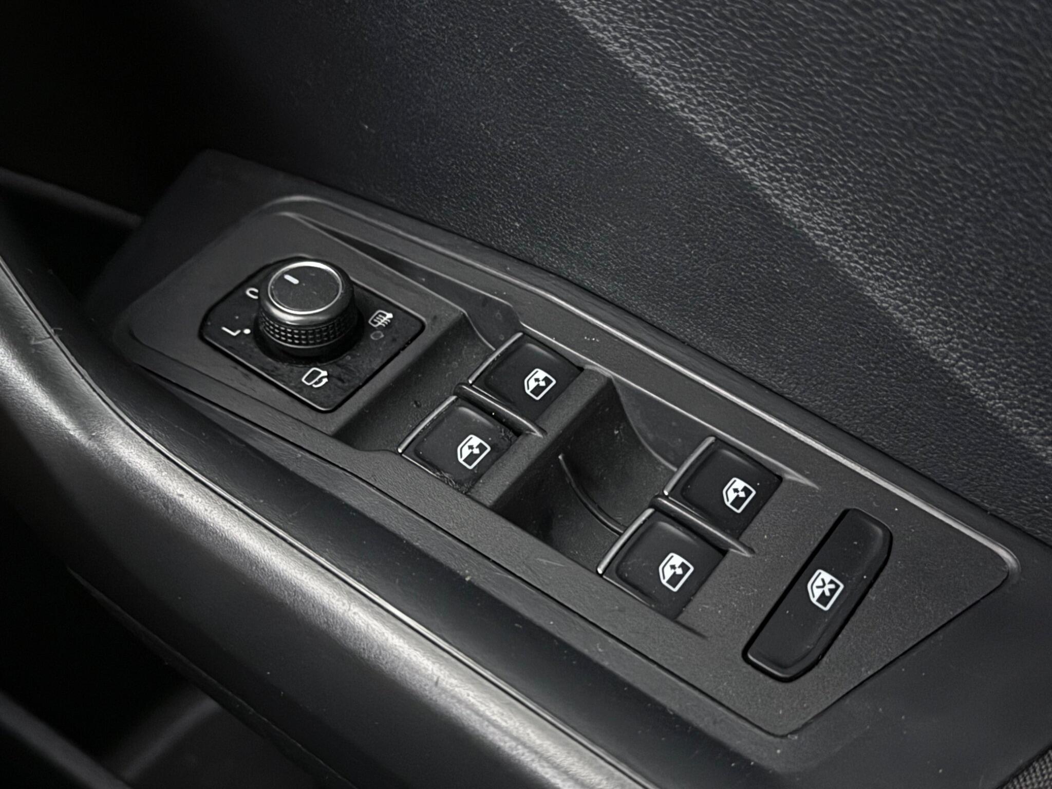 Volkswagen T-Roc view 18