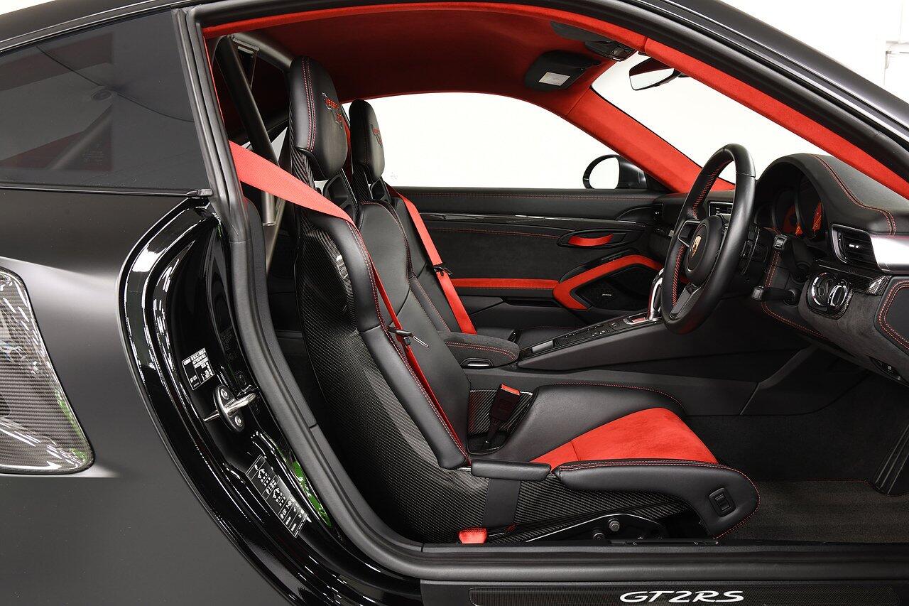 Porsche 911 view 6