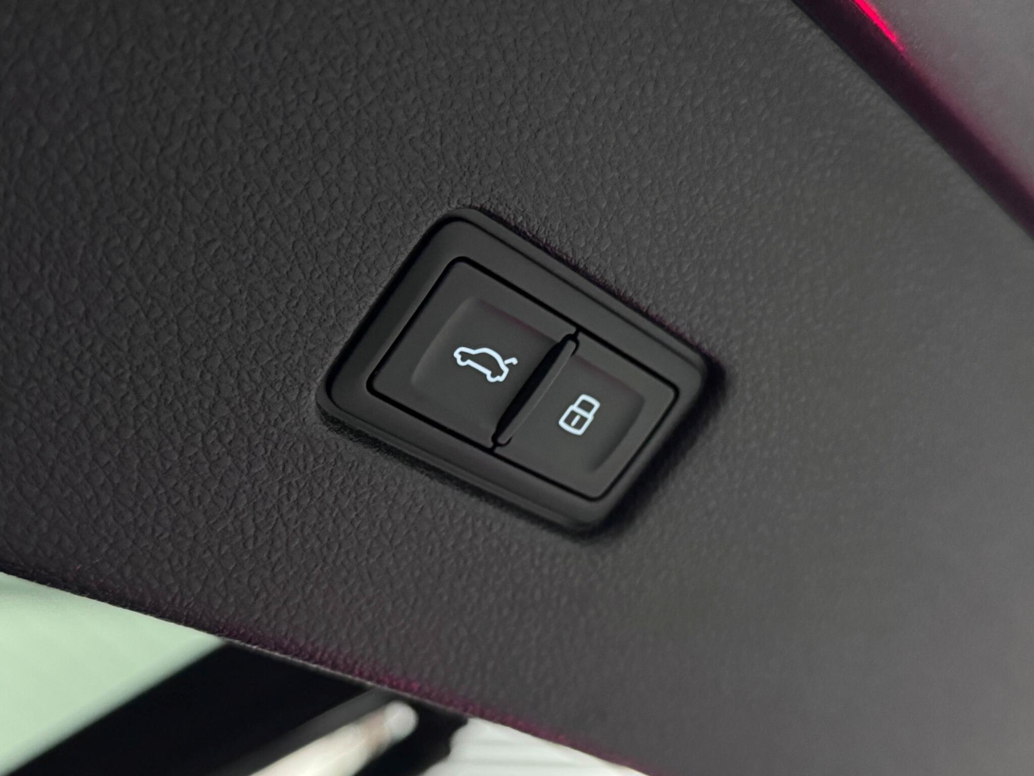 Audi Q8 view 8