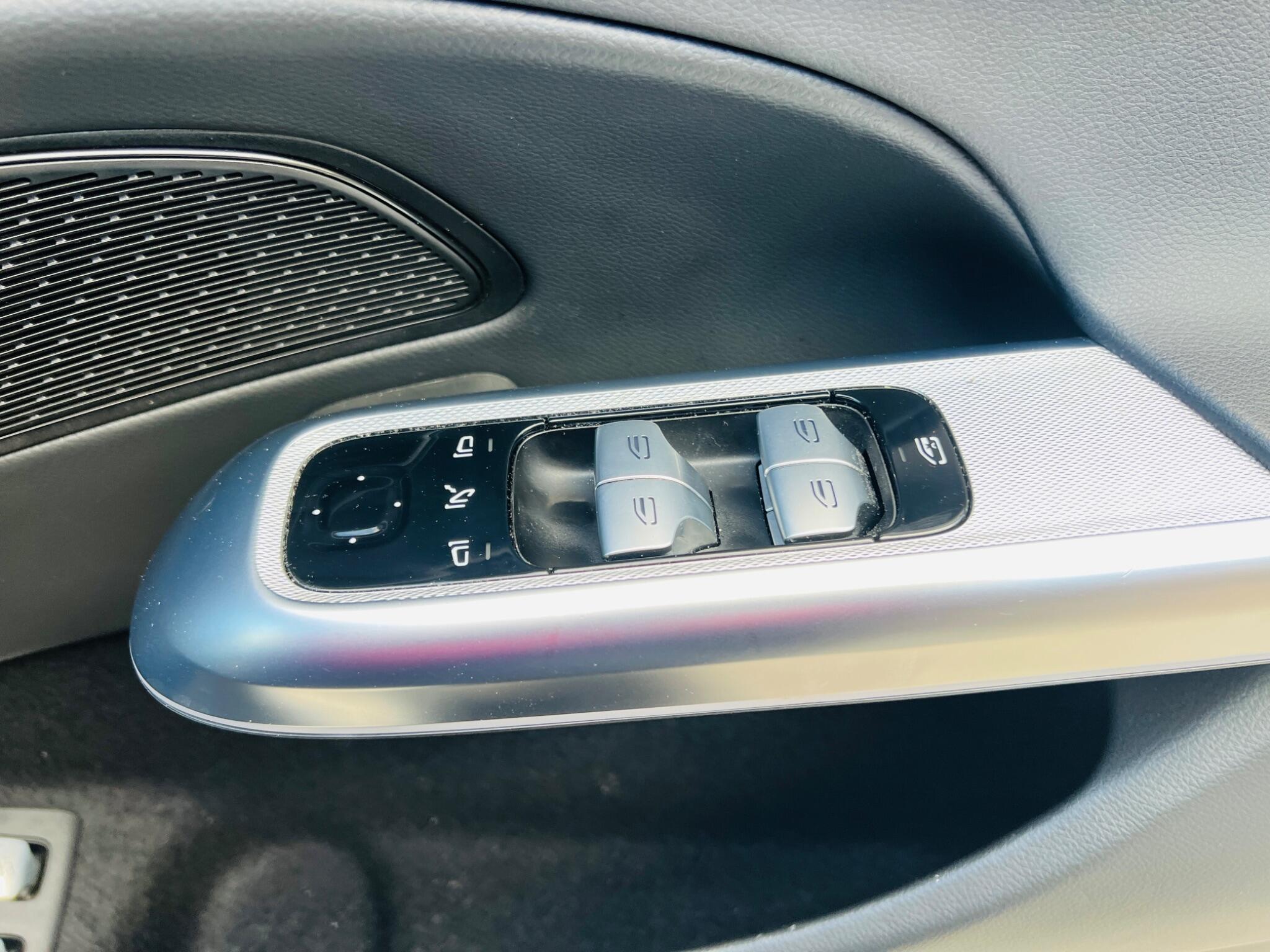 Mercedes-Benz E Class view 40