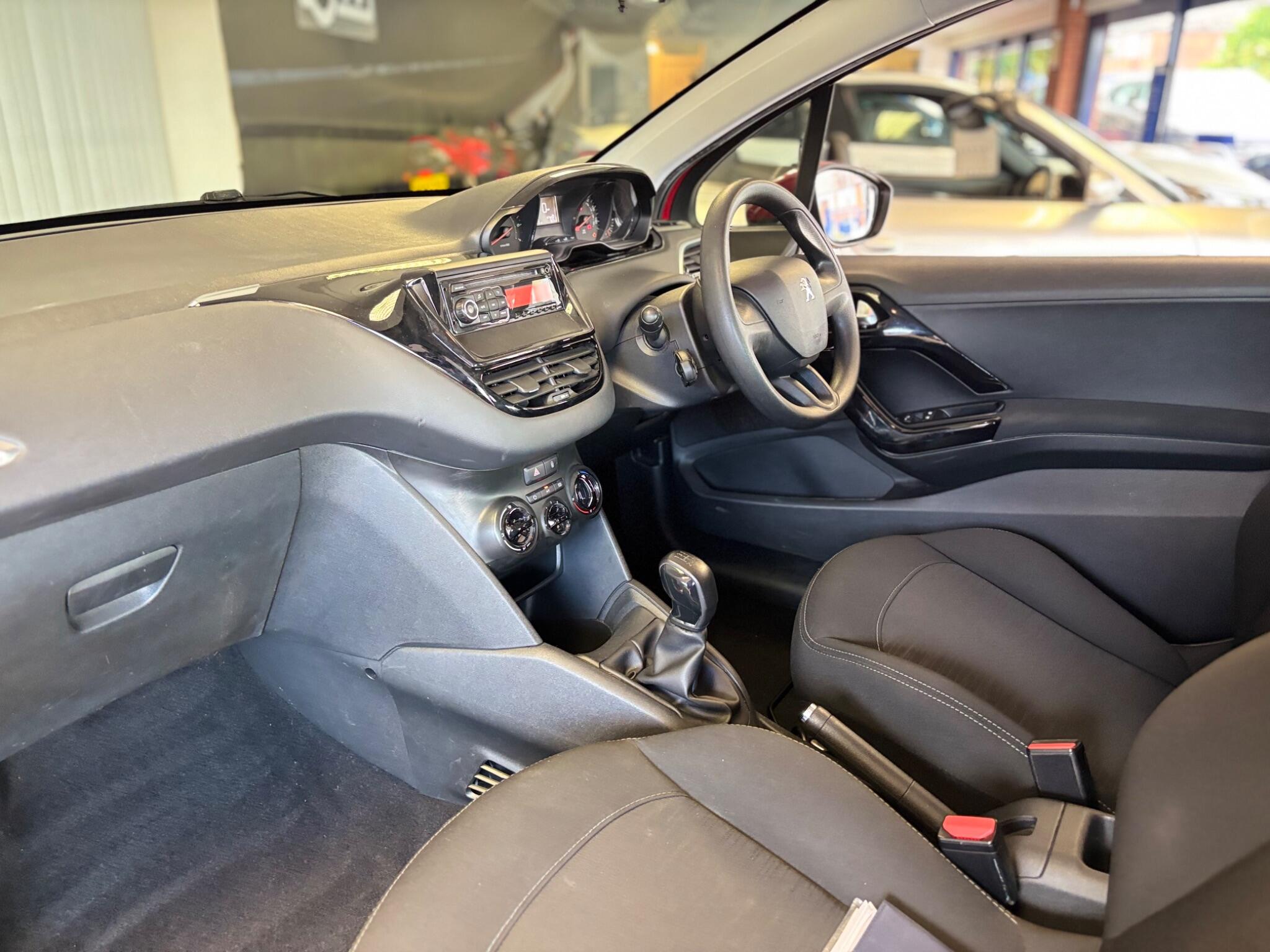 Peugeot 208 view 9