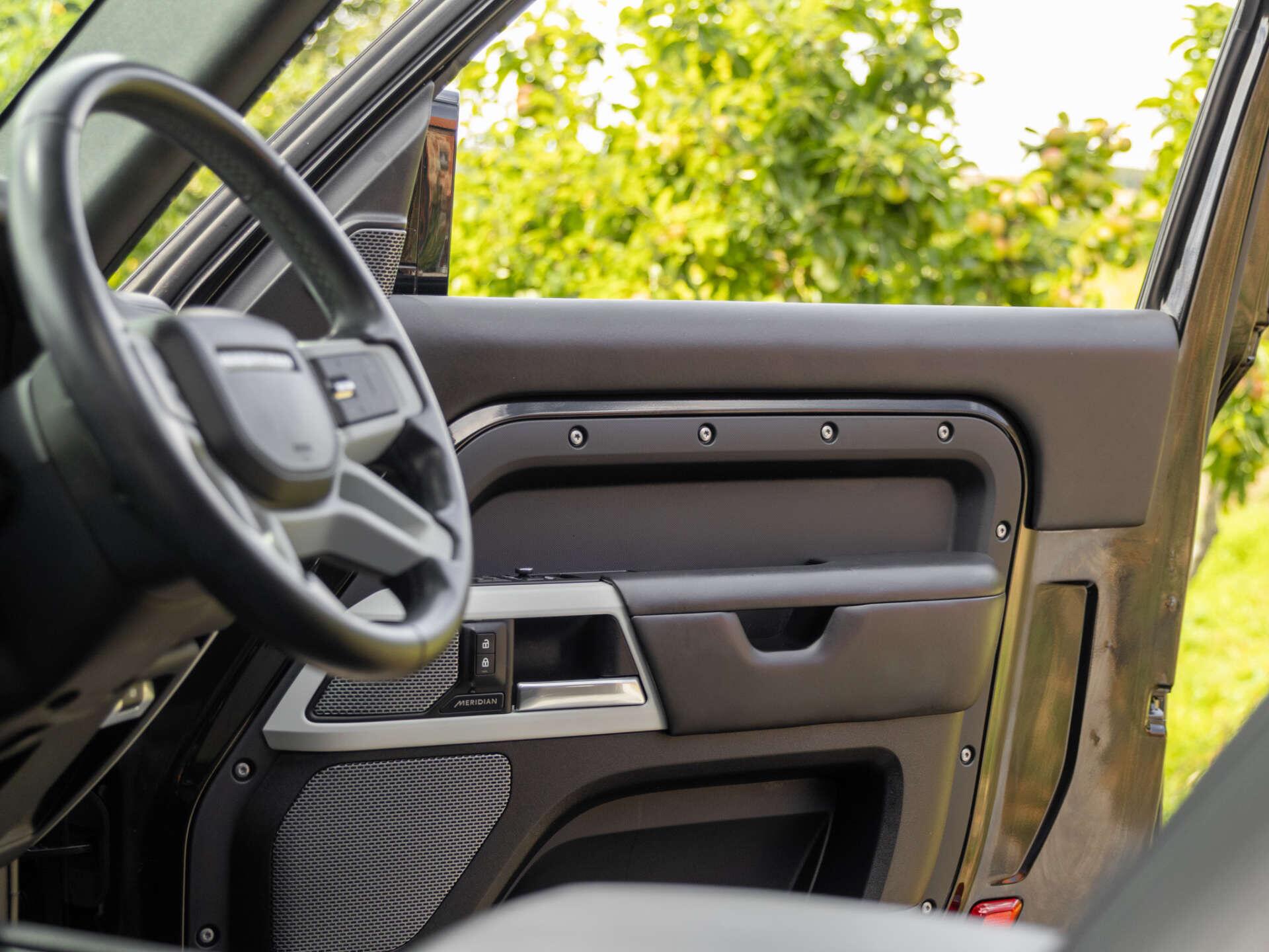Land Rover Defender view 23