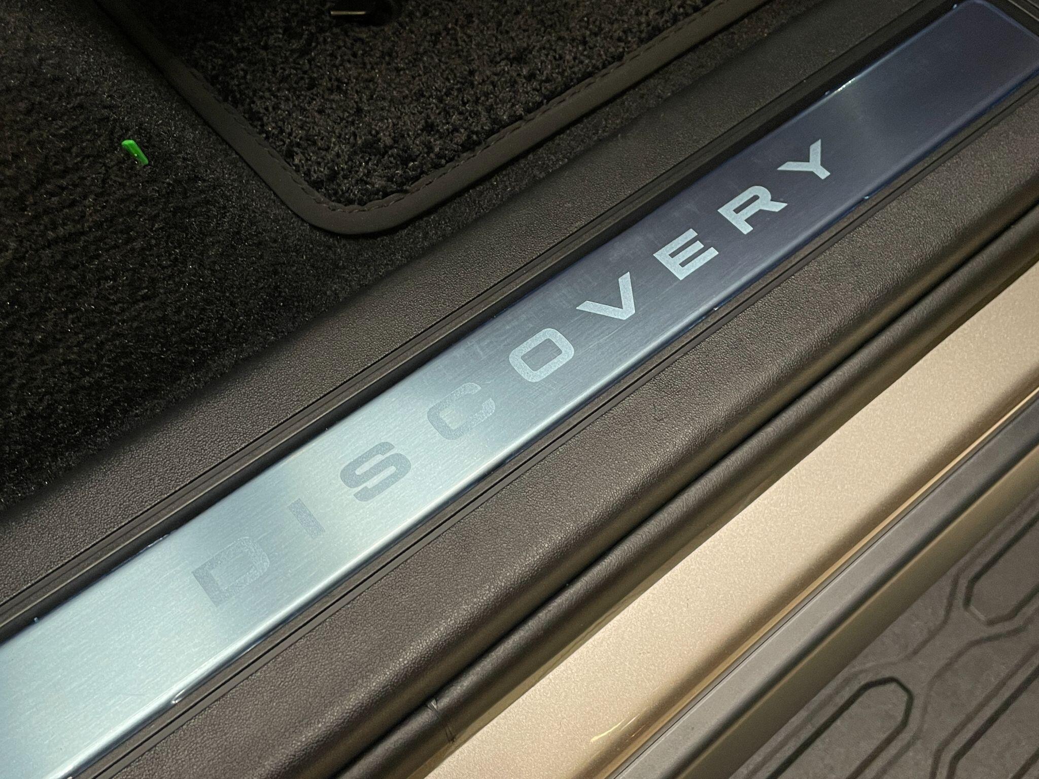 Land Rover Discovery view 40