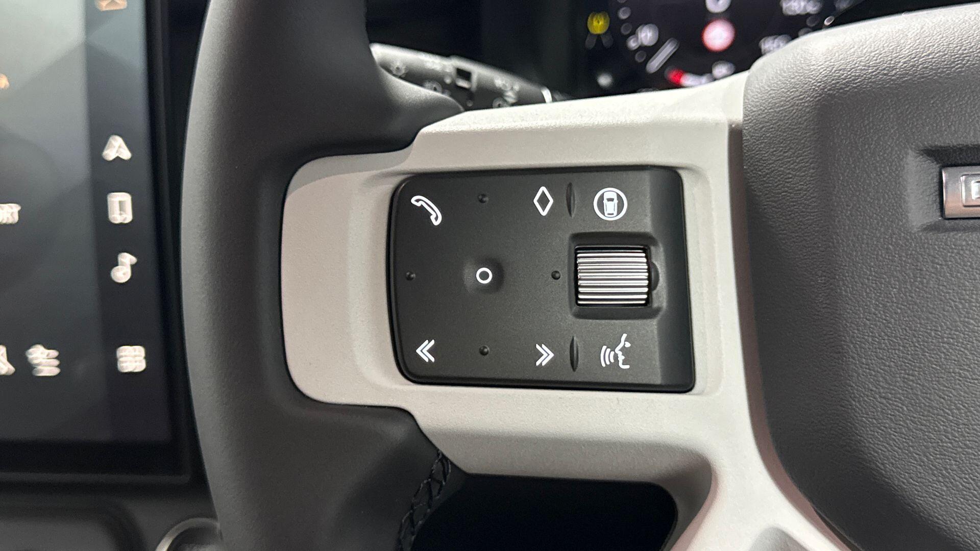 Land Rover Defender view 25