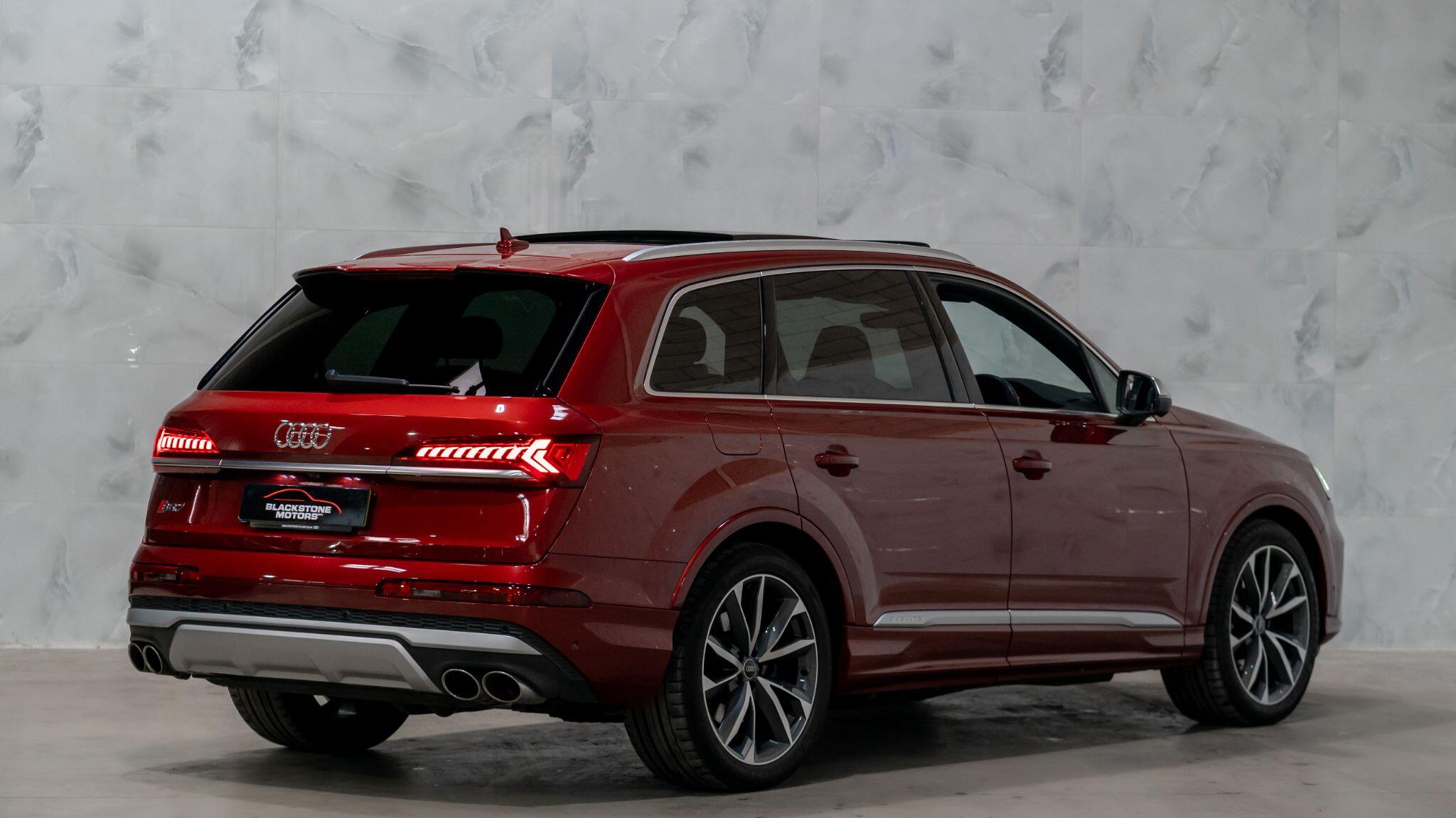 Audi SQ7 view 8