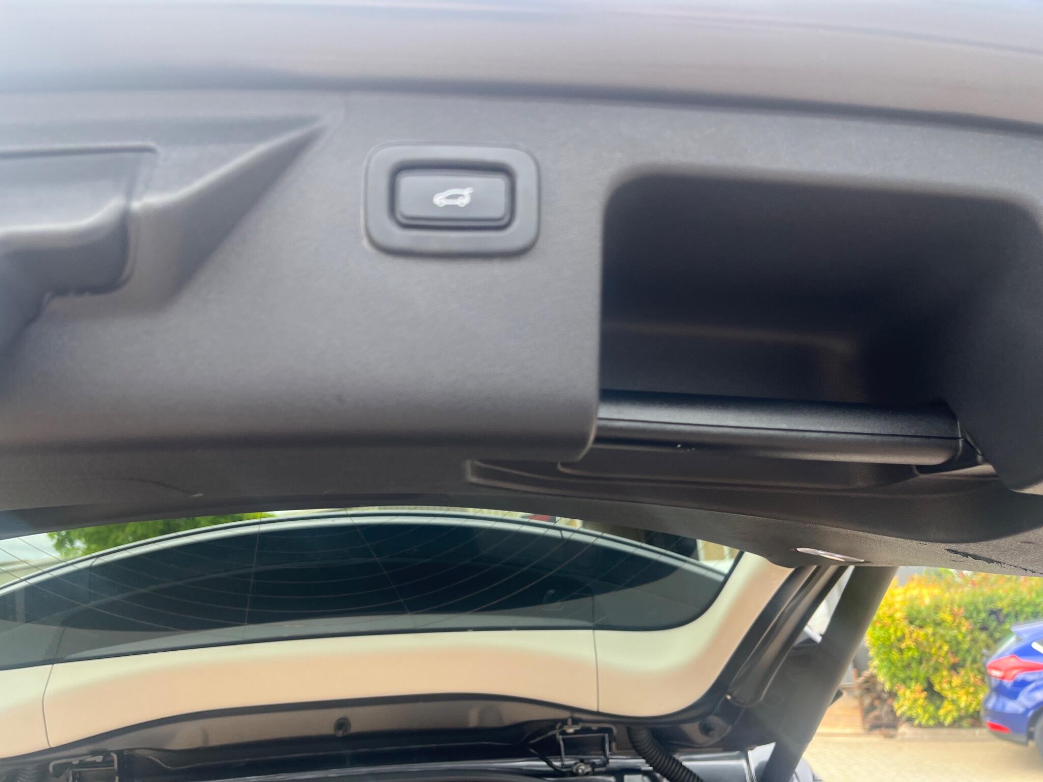 Land Rover Discovery Sport view 50