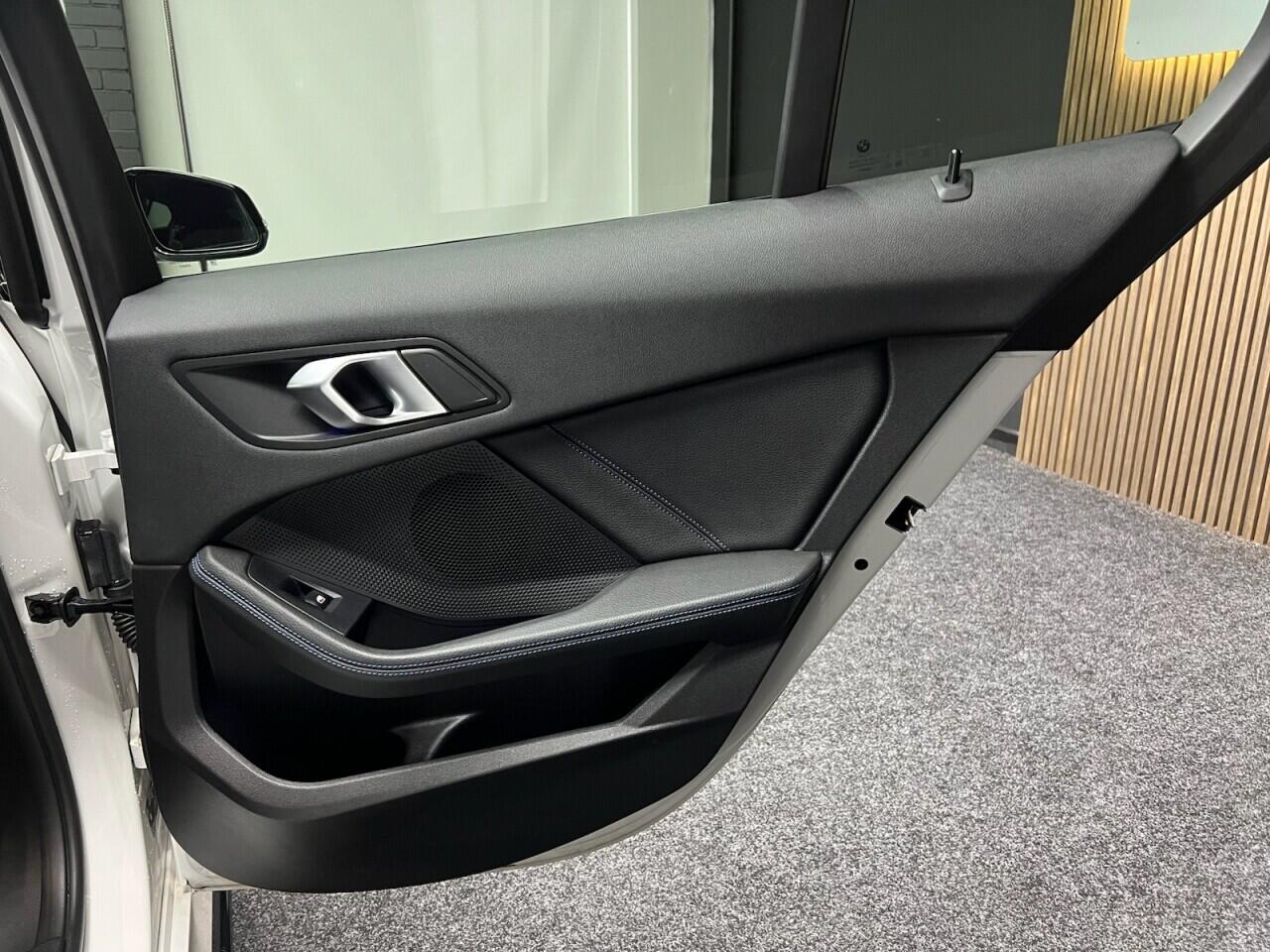 BMW 1 Series view 40