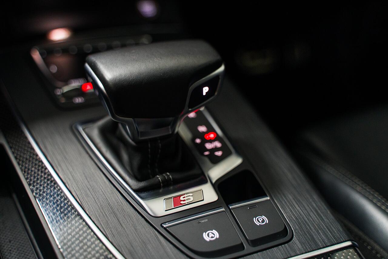 Audi SQ5 view 11