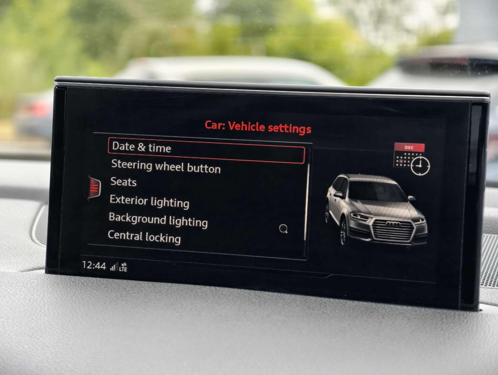 Audi Q7 view 45