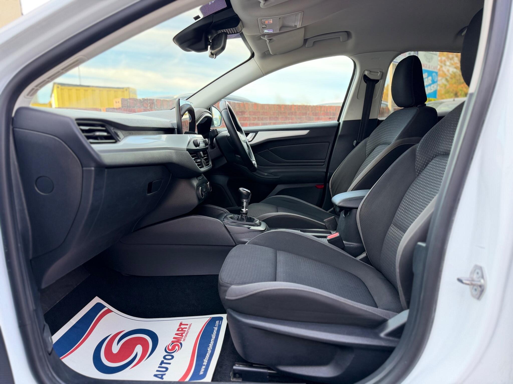 Ford Focus view 15