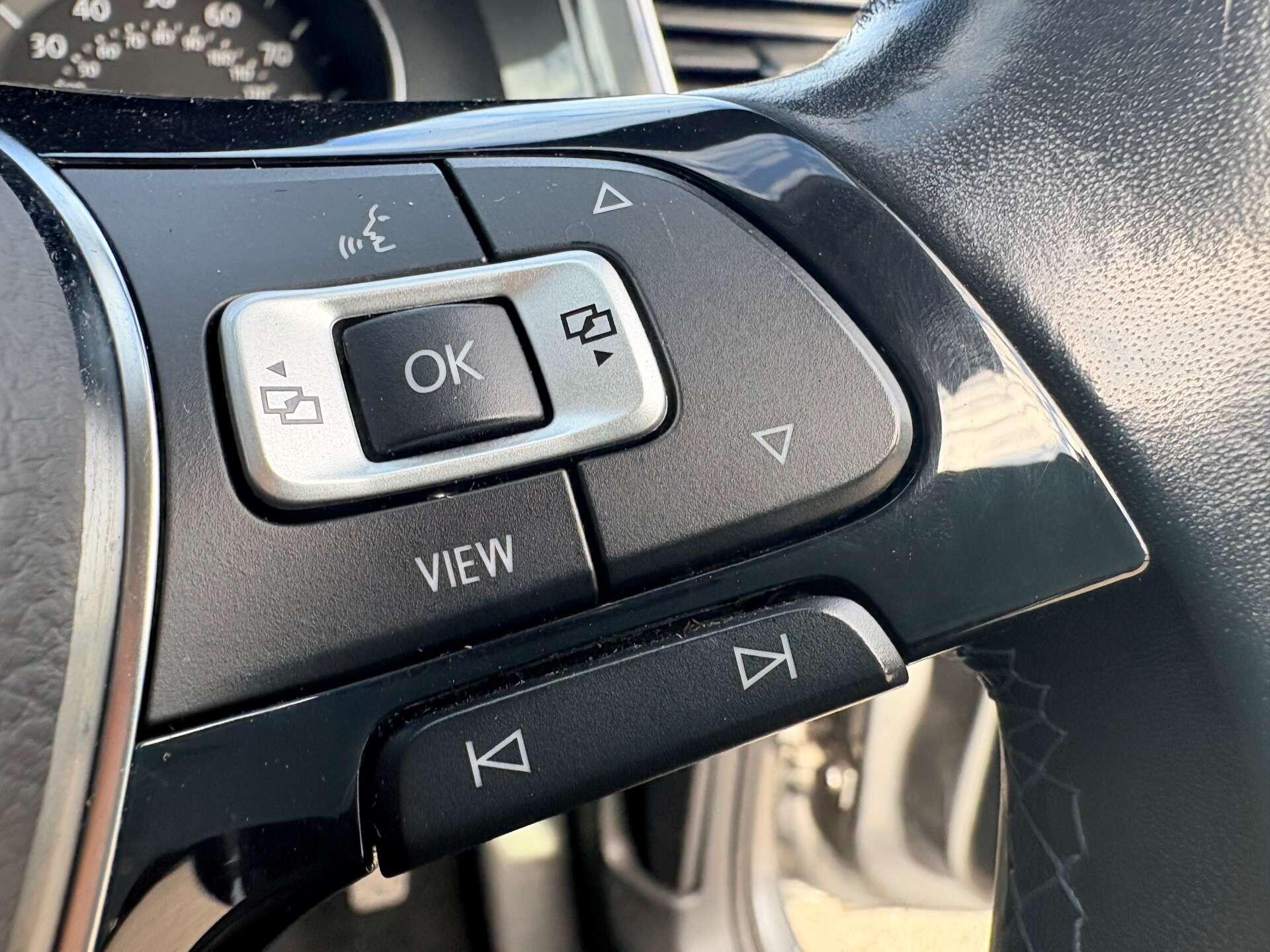 Volkswagen e-Golf view 15